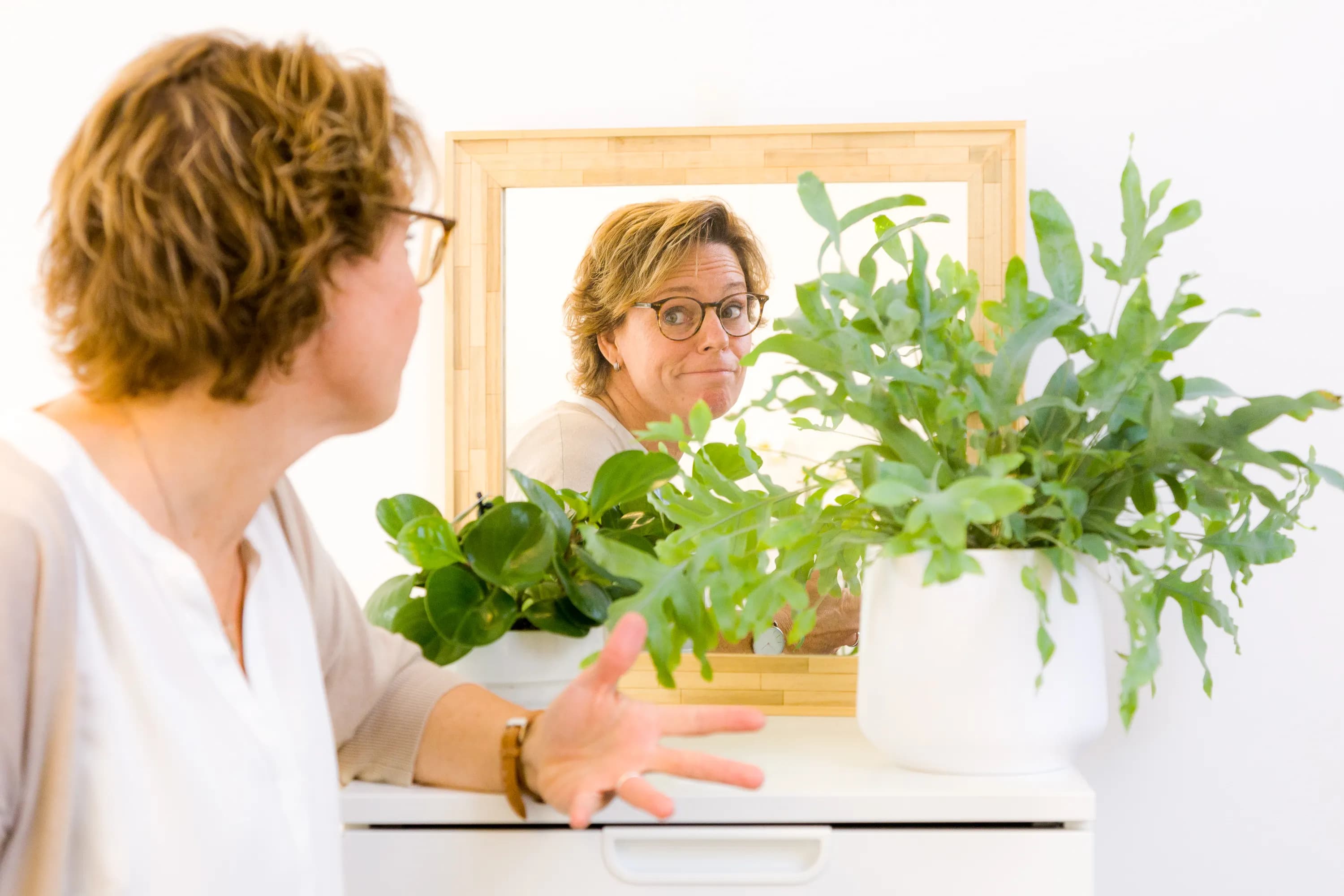 Personal Branding foto’s van Carina de Wilde of Carina met een cliënt die coaching ontvangt. De beelden stralen vertrouwen, energie en groei uit.