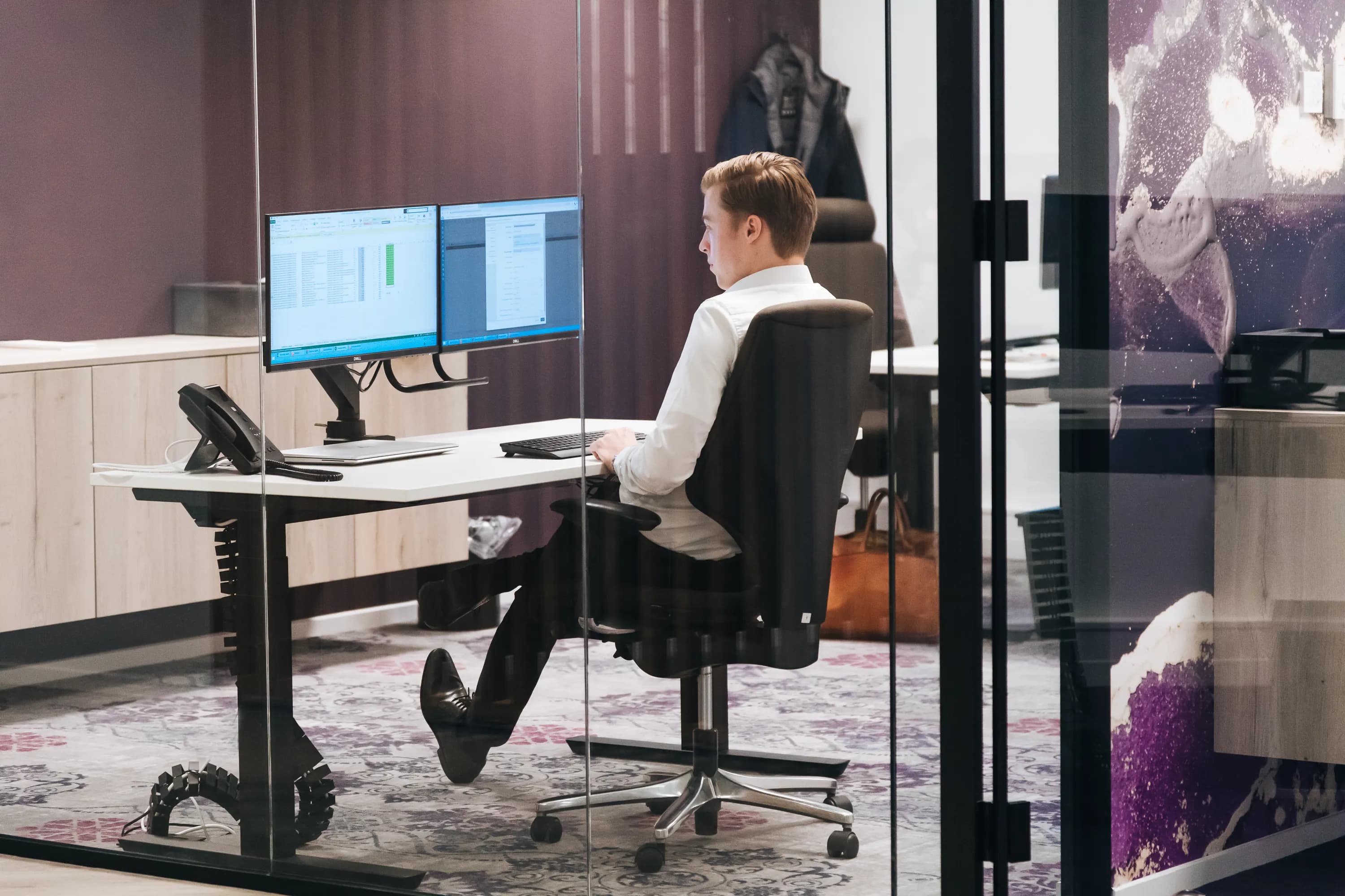 Employer Branding van een medewerker van Lansigt, werkend, lachend of poserend in het kantoor in Alphen aan den Rijn.