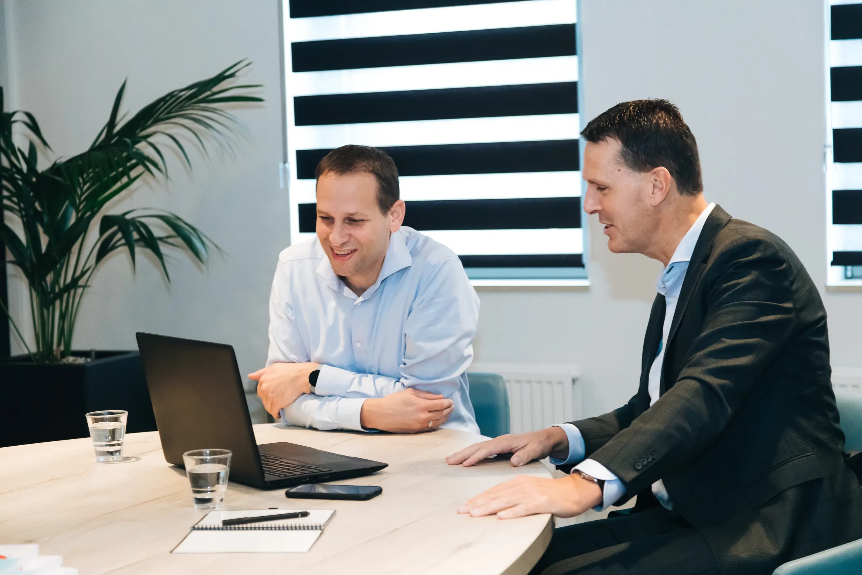 Employer Branding van een medewerker van Lansigt, werkend, lachend of poserend in het kantoor in Alphen aan den Rijn.