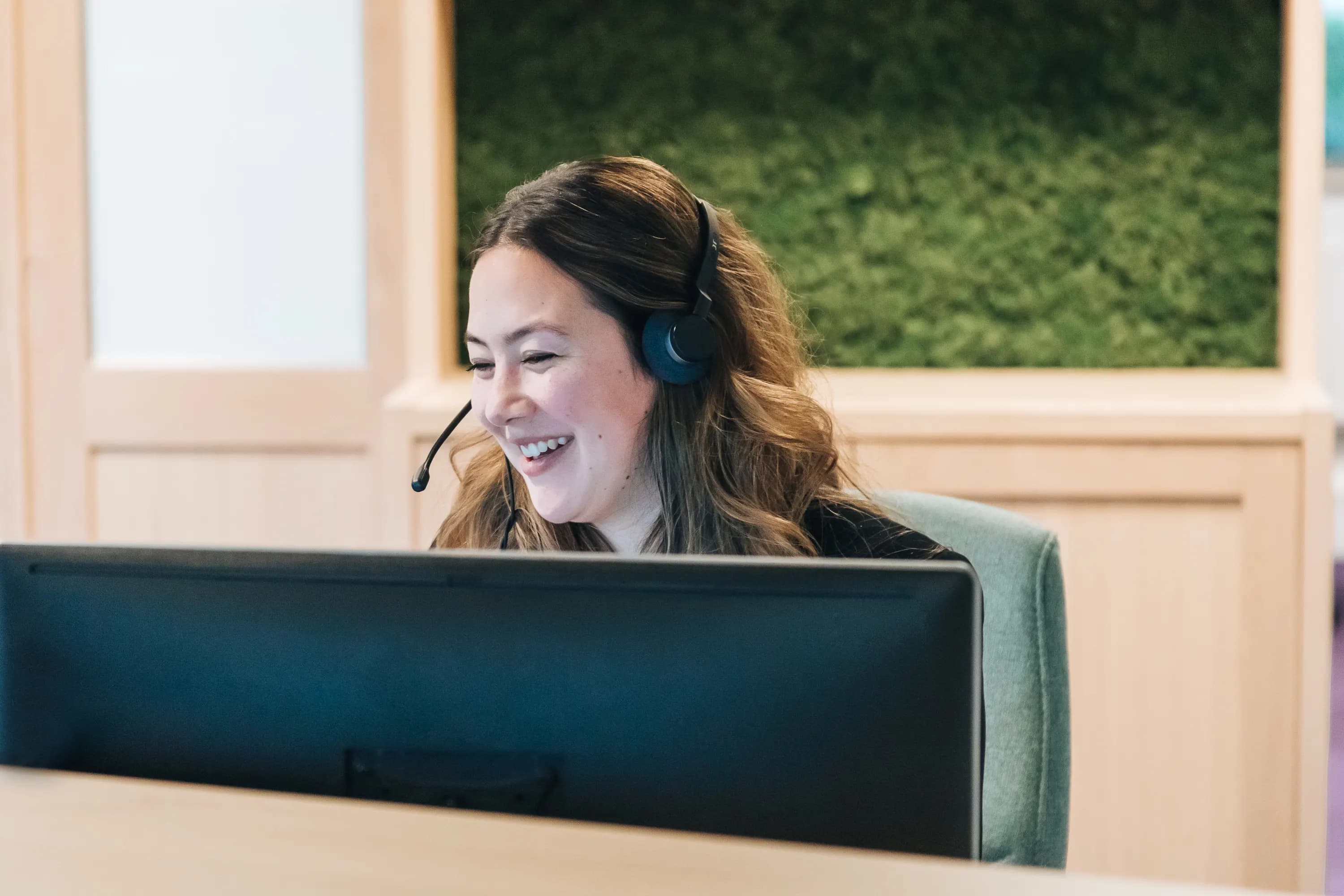 Employer Branding van een medewerker van Lansigt, werkend, lachend of poserend in het kantoor in Alphen aan den Rijn.