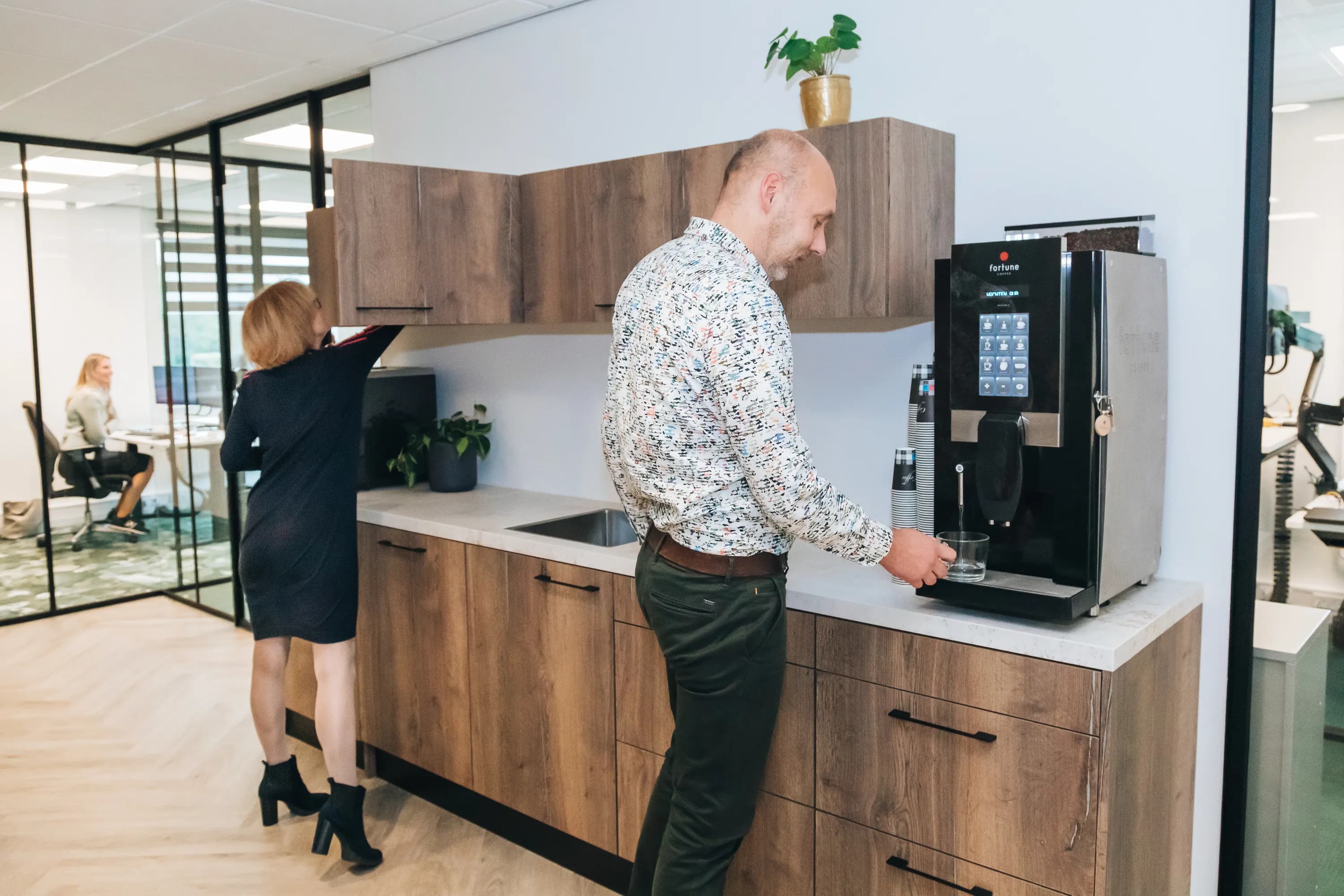Employer Branding van een medewerker van Lansigt, werkend, lachend of poserend in het kantoor in Alphen aan den Rijn.