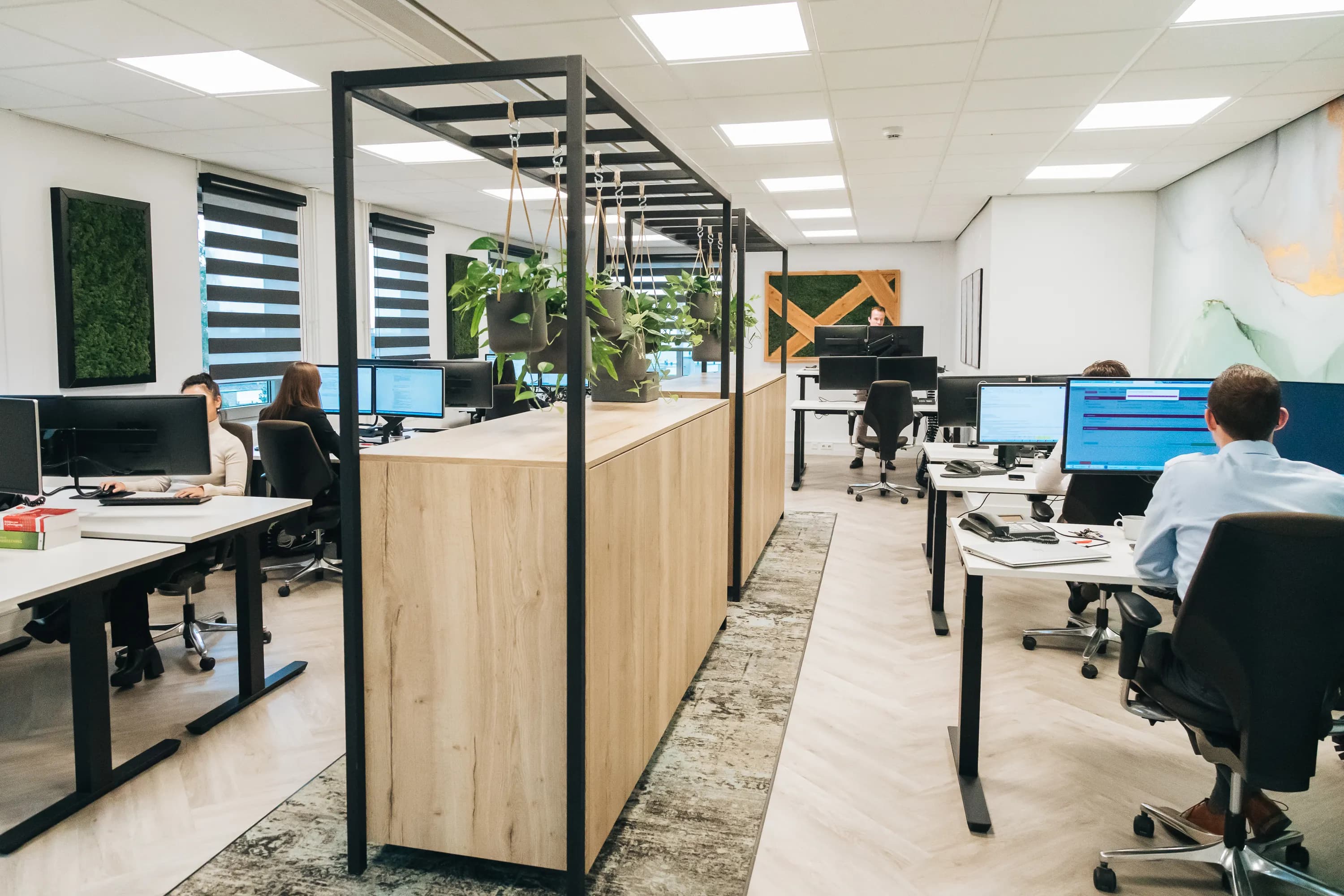 Employer Branding van een medewerker van Lansigt, werkend, lachend of poserend in het kantoor in Alphen aan den Rijn.