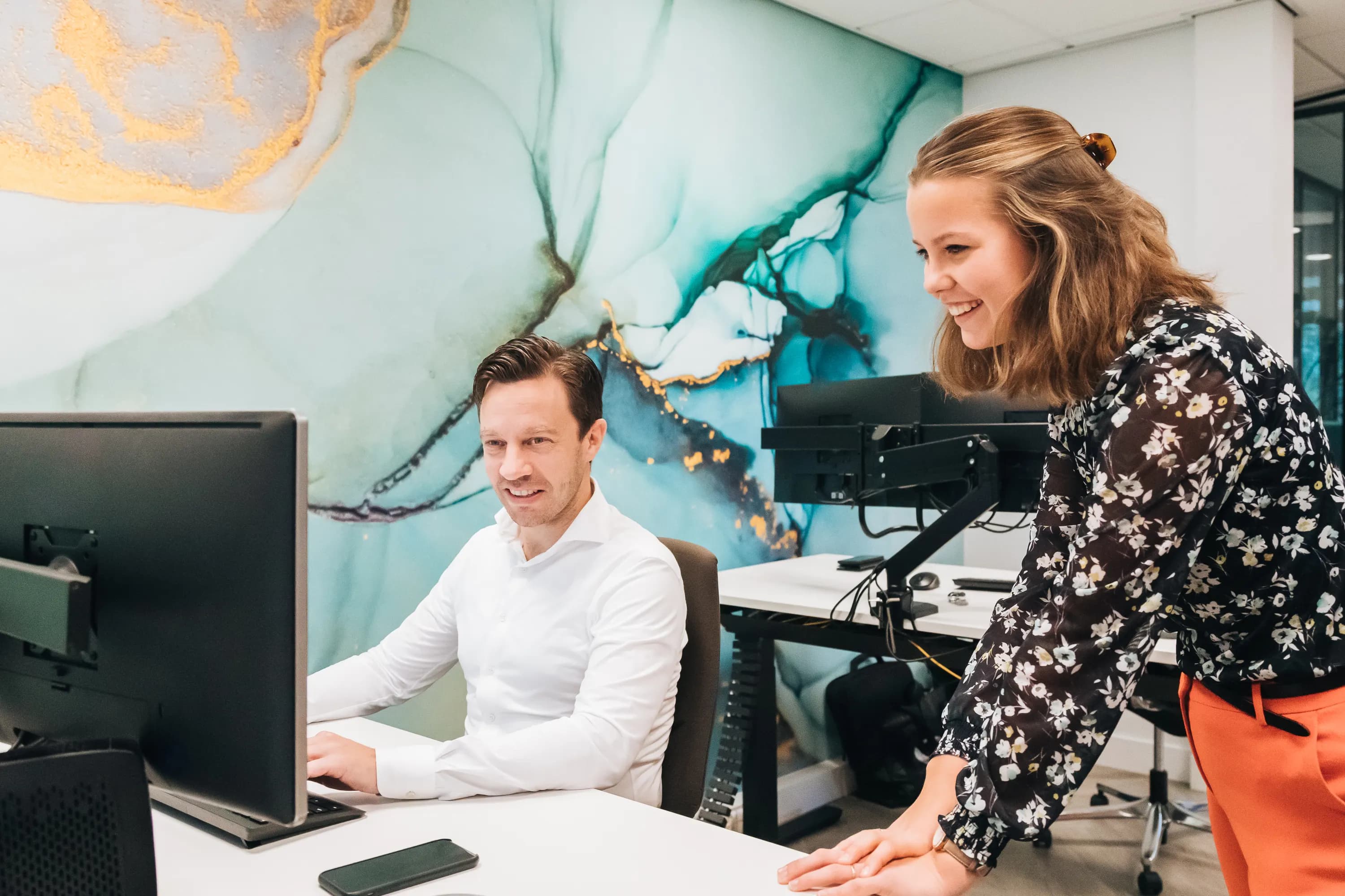 Employer Branding van een medewerker van Lansigt, werkend, lachend of poserend in het kantoor in Alphen aan den Rijn.