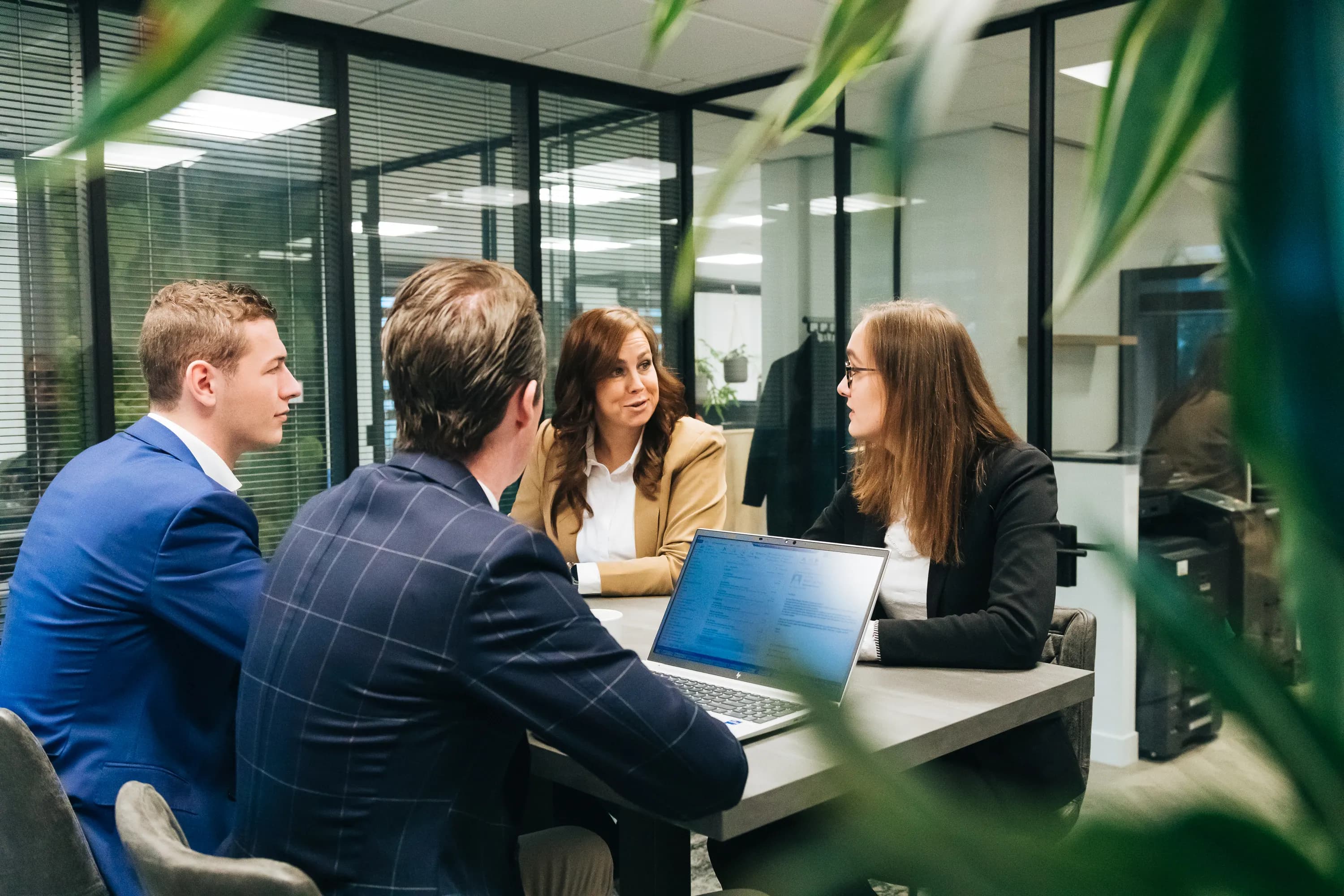 Employer Branding van een medewerker van Lansigt, werkend, lachend of poserend in het kantoor in Alphen aan den Rijn.