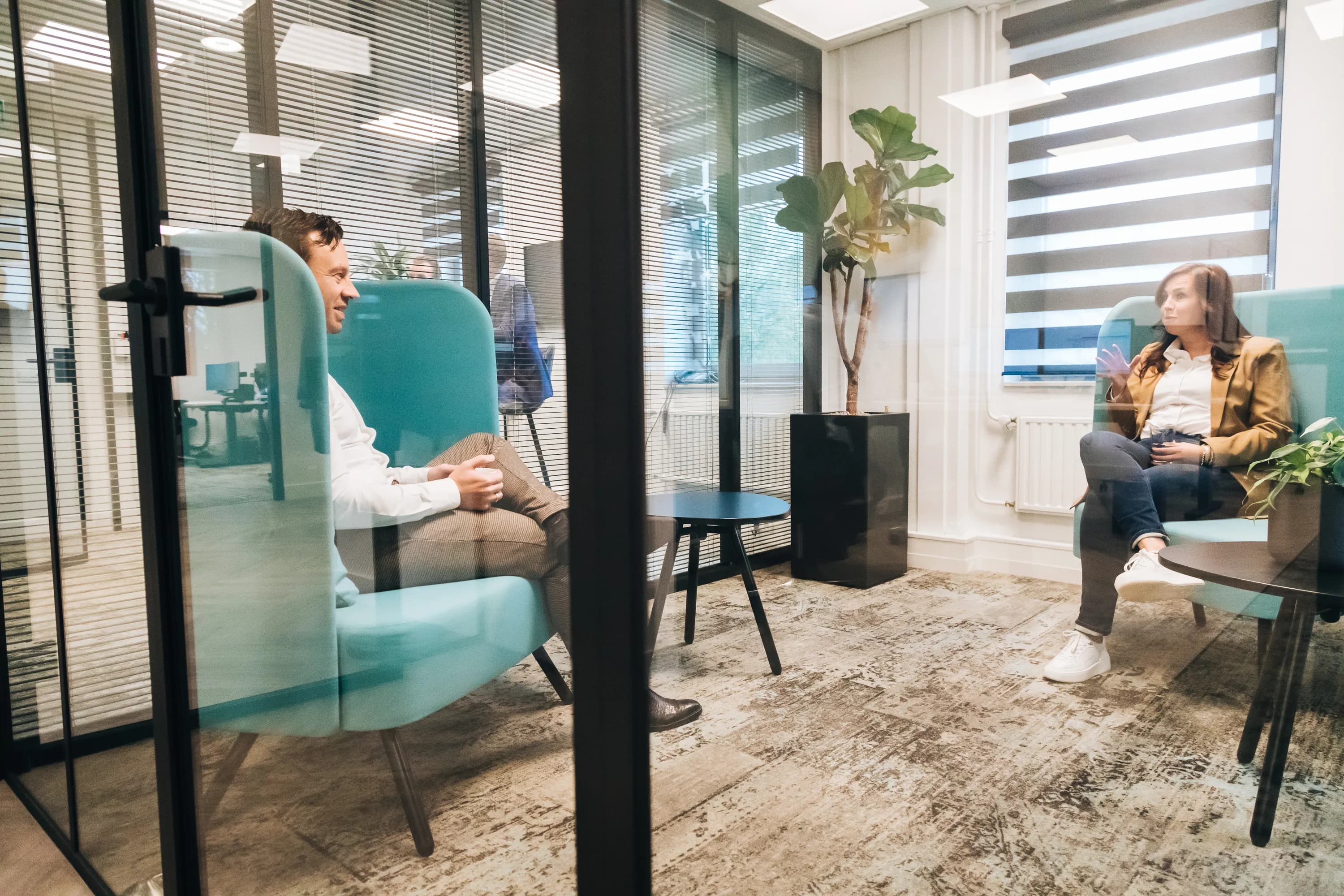 Employer Branding van een medewerker van Lansigt, werkend, lachend of poserend in het kantoor in Alphen aan den Rijn.