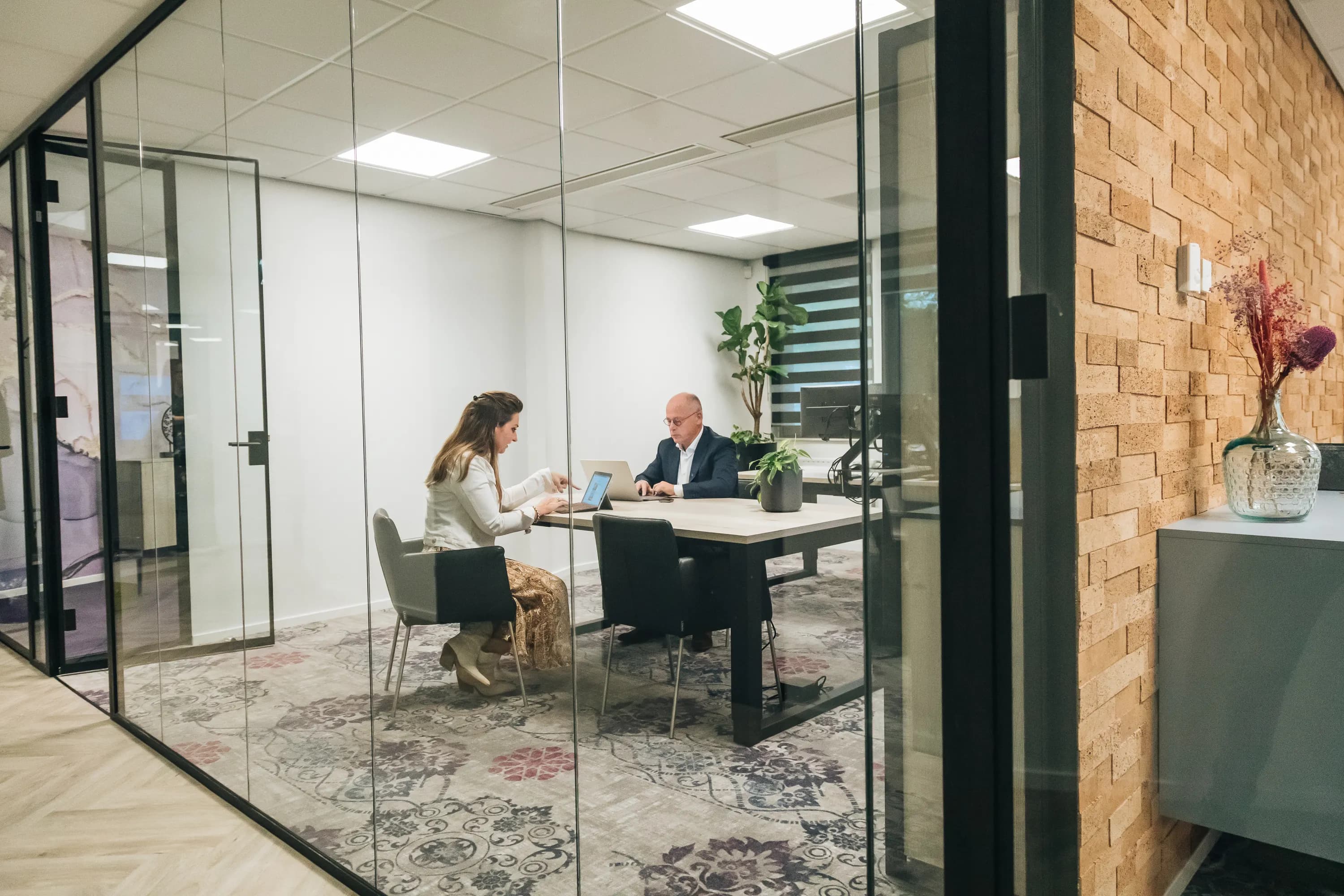 Employer Branding van een medewerker van Lansigt, werkend, lachend of poserend in het kantoor in Alphen aan den Rijn.