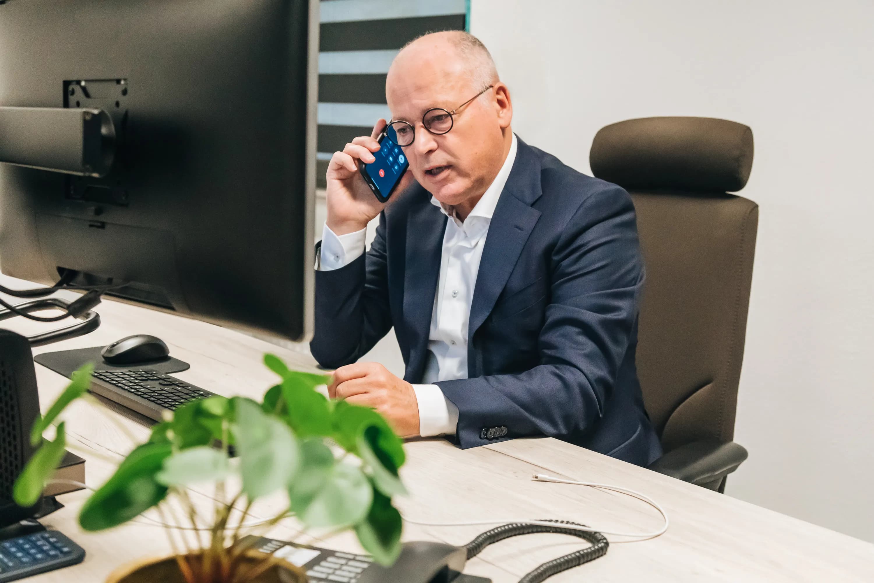 Employer Branding van een medewerker van Lansigt, werkend, lachend of poserend in het kantoor in Alphen aan den Rijn.