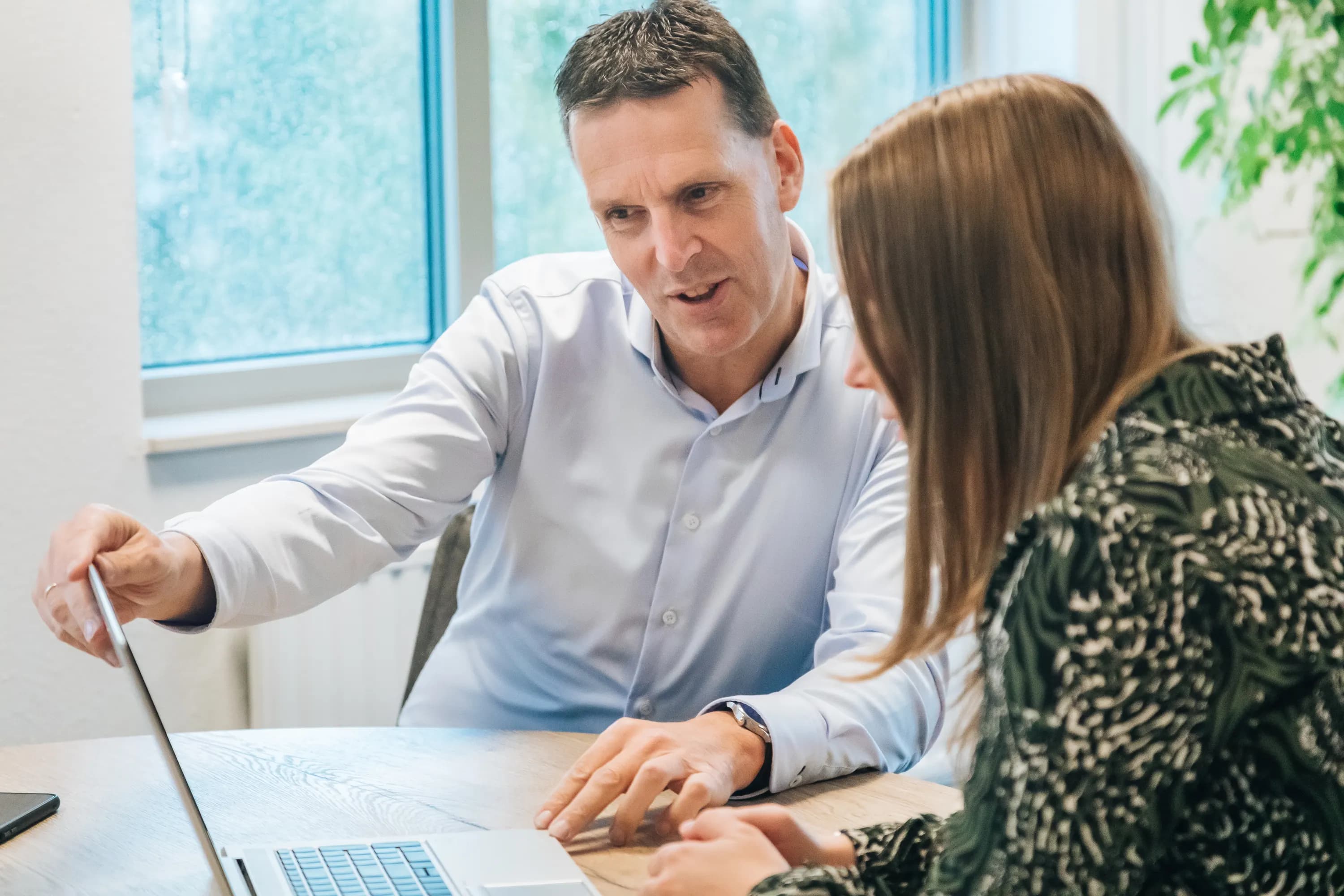 Employer Branding van een medewerker van Lansigt, werkend, lachend of poserend in het kantoor in Alphen aan den Rijn.