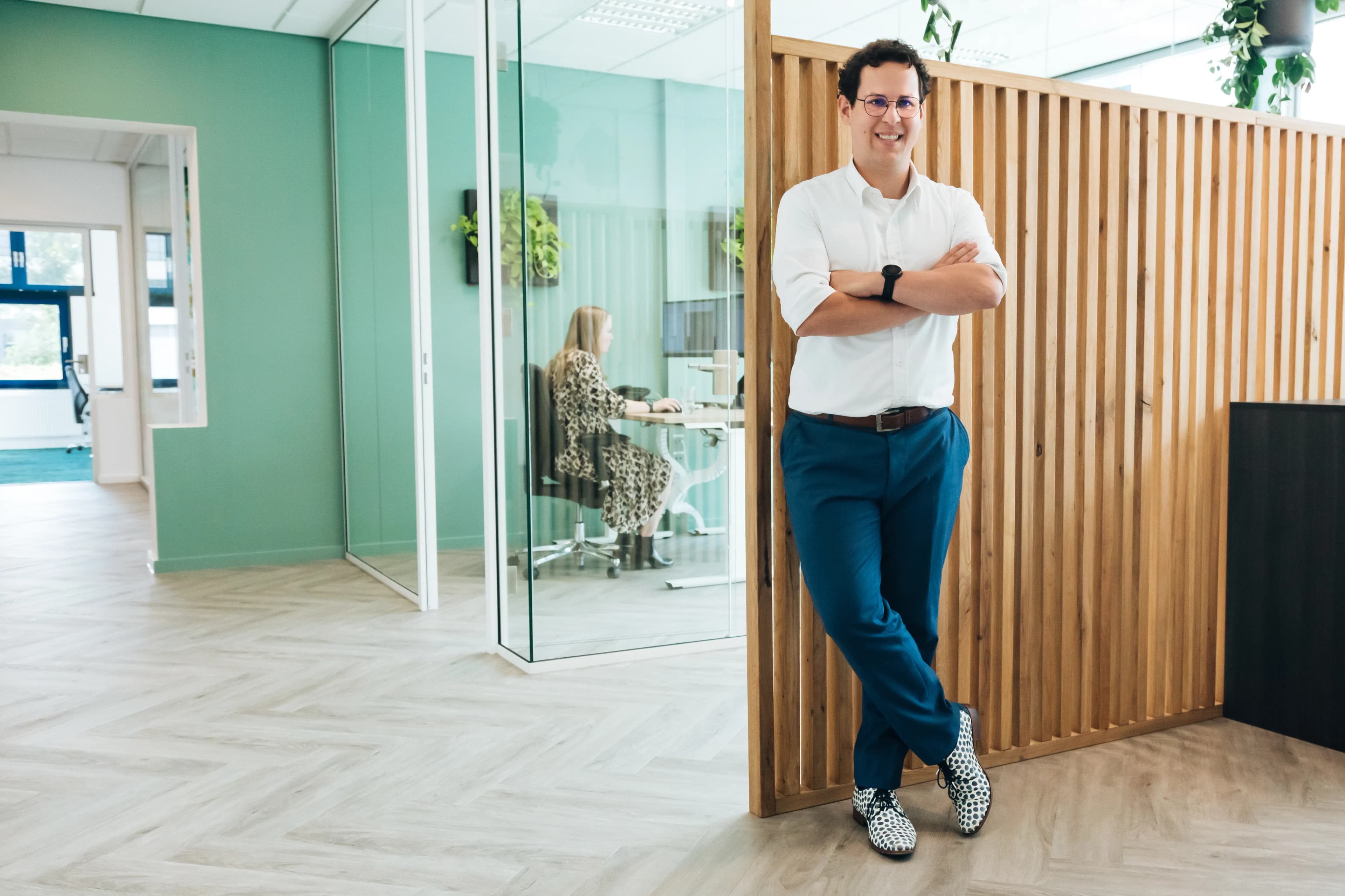 Employer Branding van een ‘Young Professional’ van Lansigt, werkend, lachend of poserend in een van de vestigingen van het accountantskantoor, namelijk Gouda.