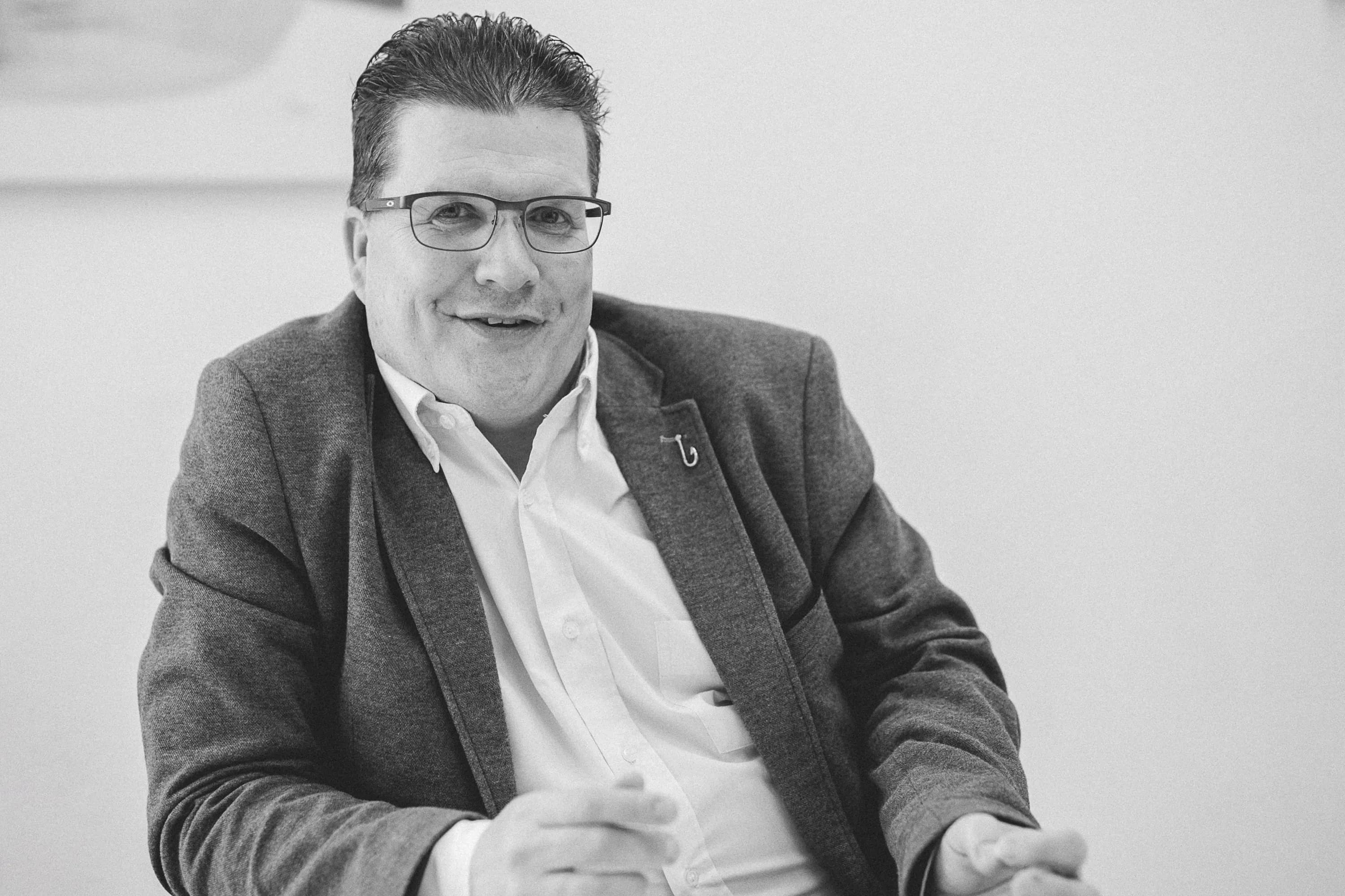 Jan Paul de BruinEen zwart-witte portretfoto gemaakt door Francis Frionnet van een BNI-lid, met een link naar zijn of haar persoonlijke verhaal.