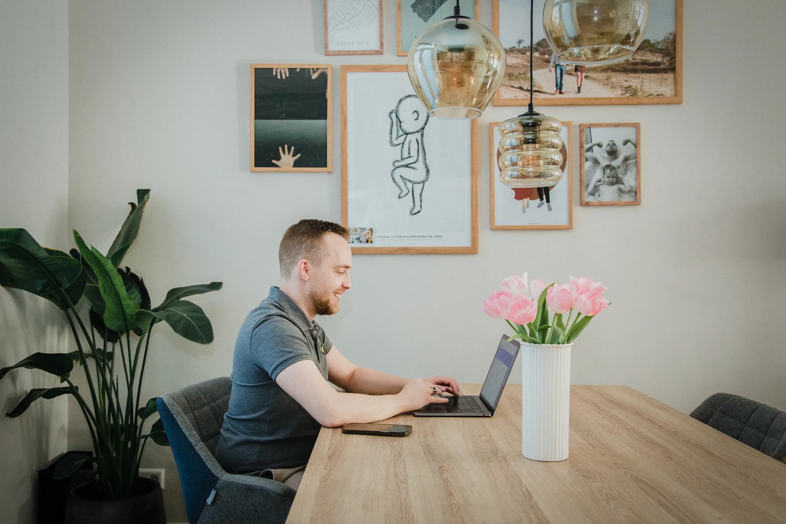 Personal Branding foto’s van Timo de Jong laten zien wie hij is. En ligt een tipje op van zijn gezinsleven, de omgeving waar hij opgroeide en nu werkt. Maar de beelden tonen ook de mensen met wie hij samenwerkt, zoals Jowy Ricardo en Stefan Vos.