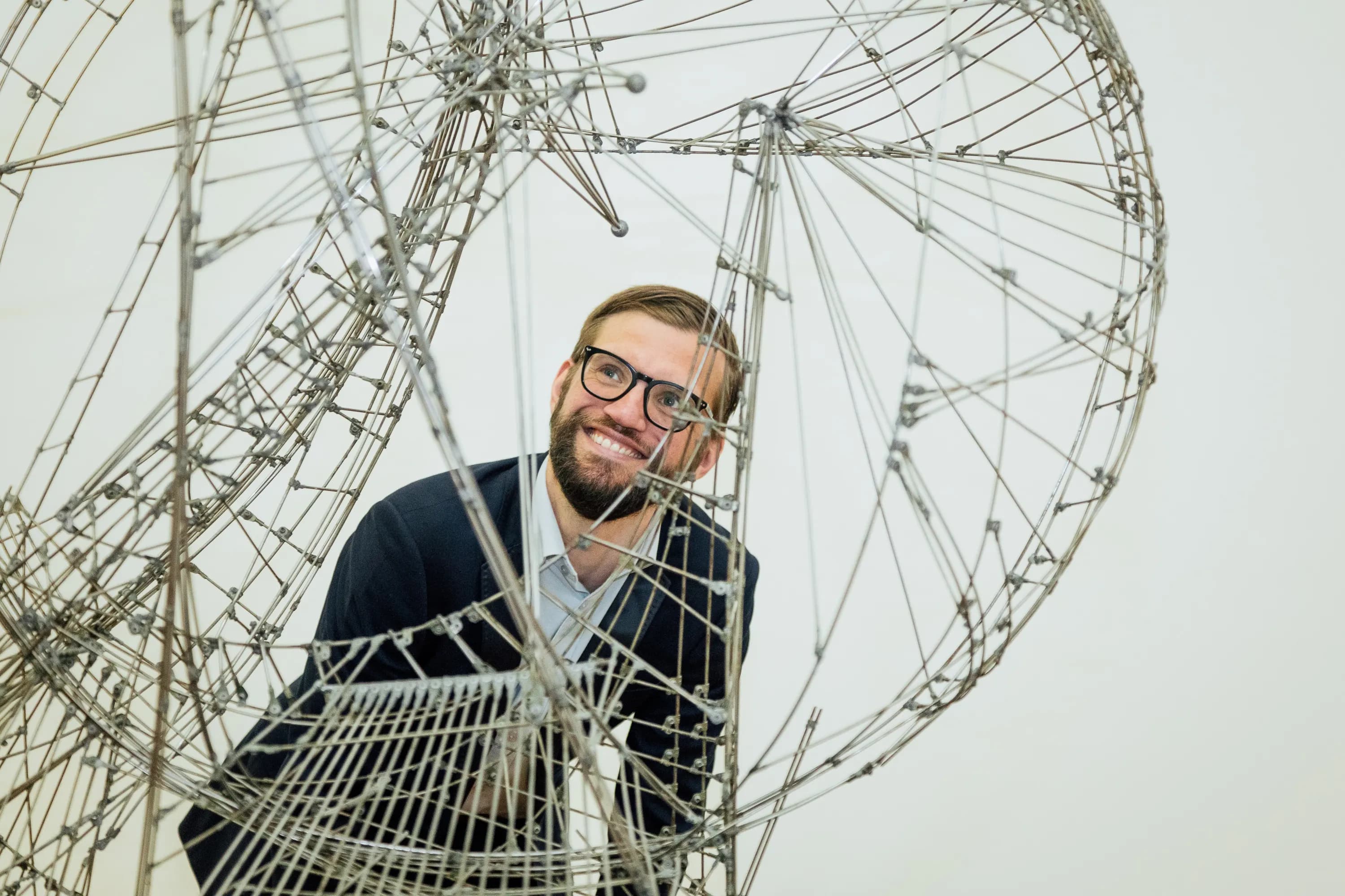 Deze personal Branding foto’s van Casper van Kalleveen zijn geïnspireerd door verschillende kunstwerken en attributen in het Kunstmuseum in Den Haag. Ze laten zien hoe Casper zelf uit zijn comfortzone probeert te ontsnappen.