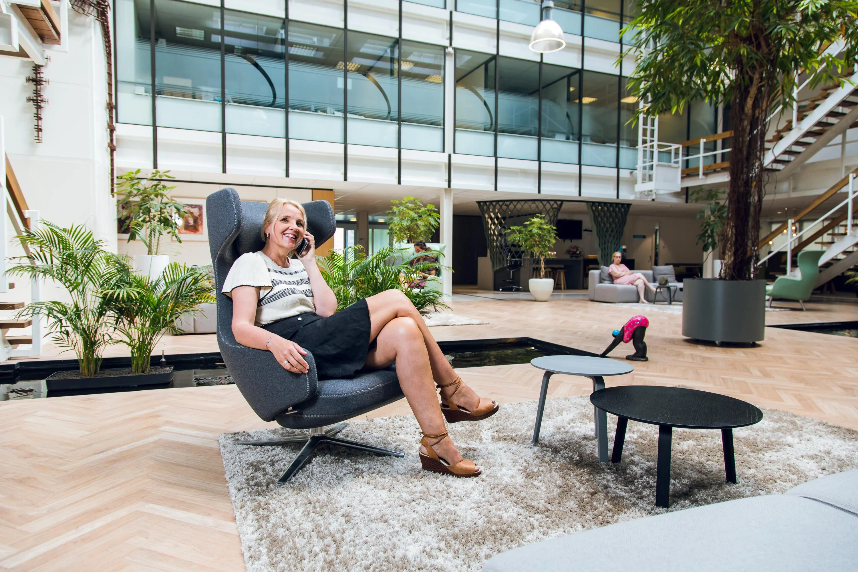 Employer Branding foto’s van medewerkers van Vierstroom Zorg Thuis die zorg verleent aan een cliënt in zijn eigen huis.