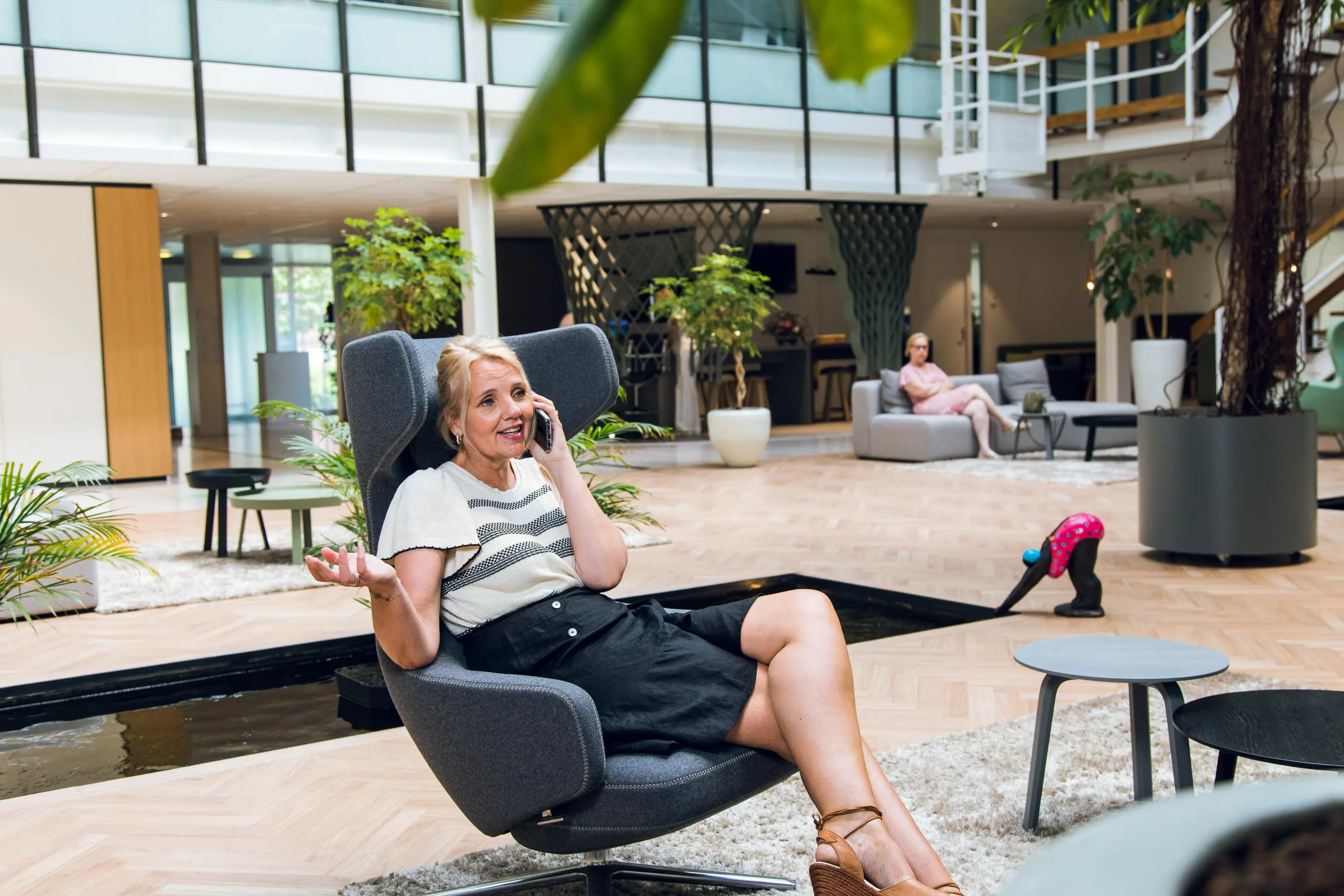 Employer Branding foto’s van medewerkers van Vierstroom Zorg Thuis die zorg verleent aan een cliënt in zijn eigen huis.