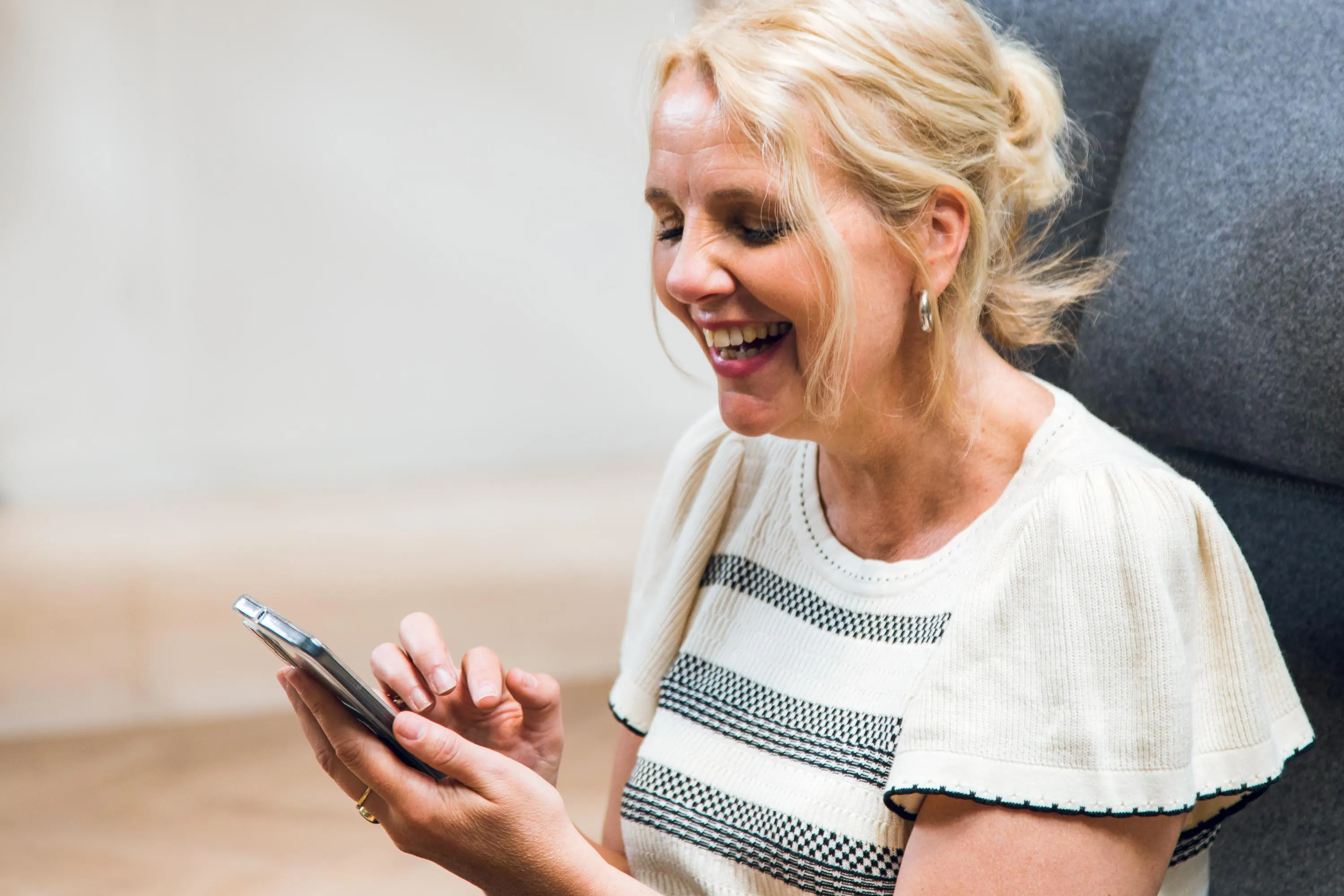Employer Branding foto’s van medewerkers van Vierstroom Zorg Thuis die zorg verleent aan een cliënt in zijn eigen huis.