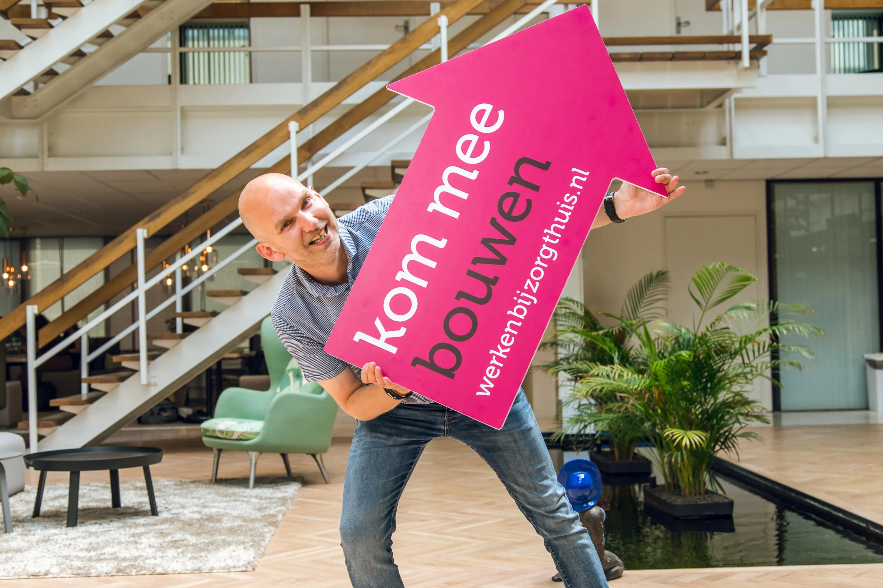 Employer Branding foto’s van medewerkers van Vierstroom Zorg Thuis die zorg verleent aan een cliënt in zijn eigen huis.