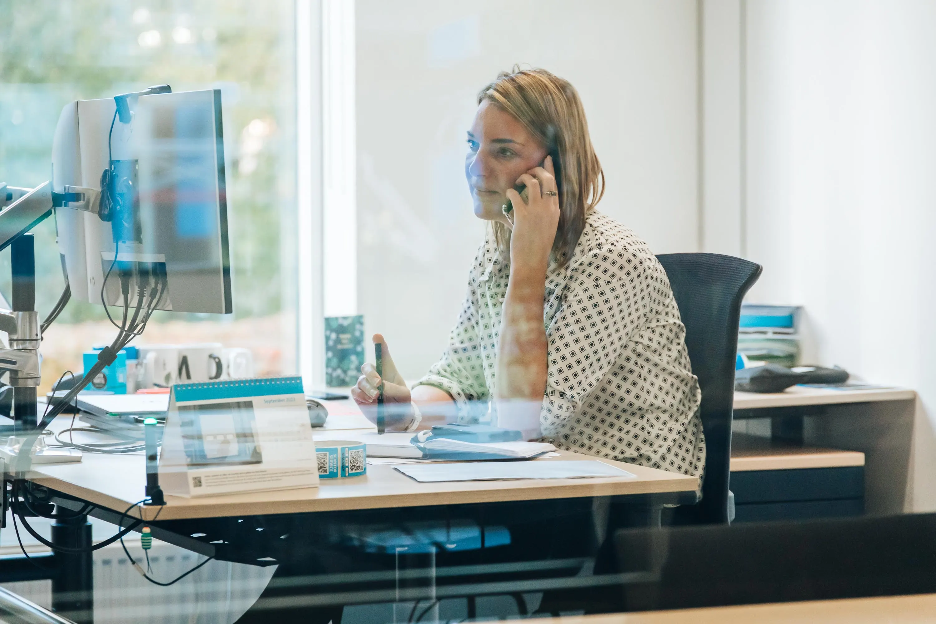 Medewerkers van Assa Abloy die poseren tijdens hun werkzaamheden in hun bedrijf.