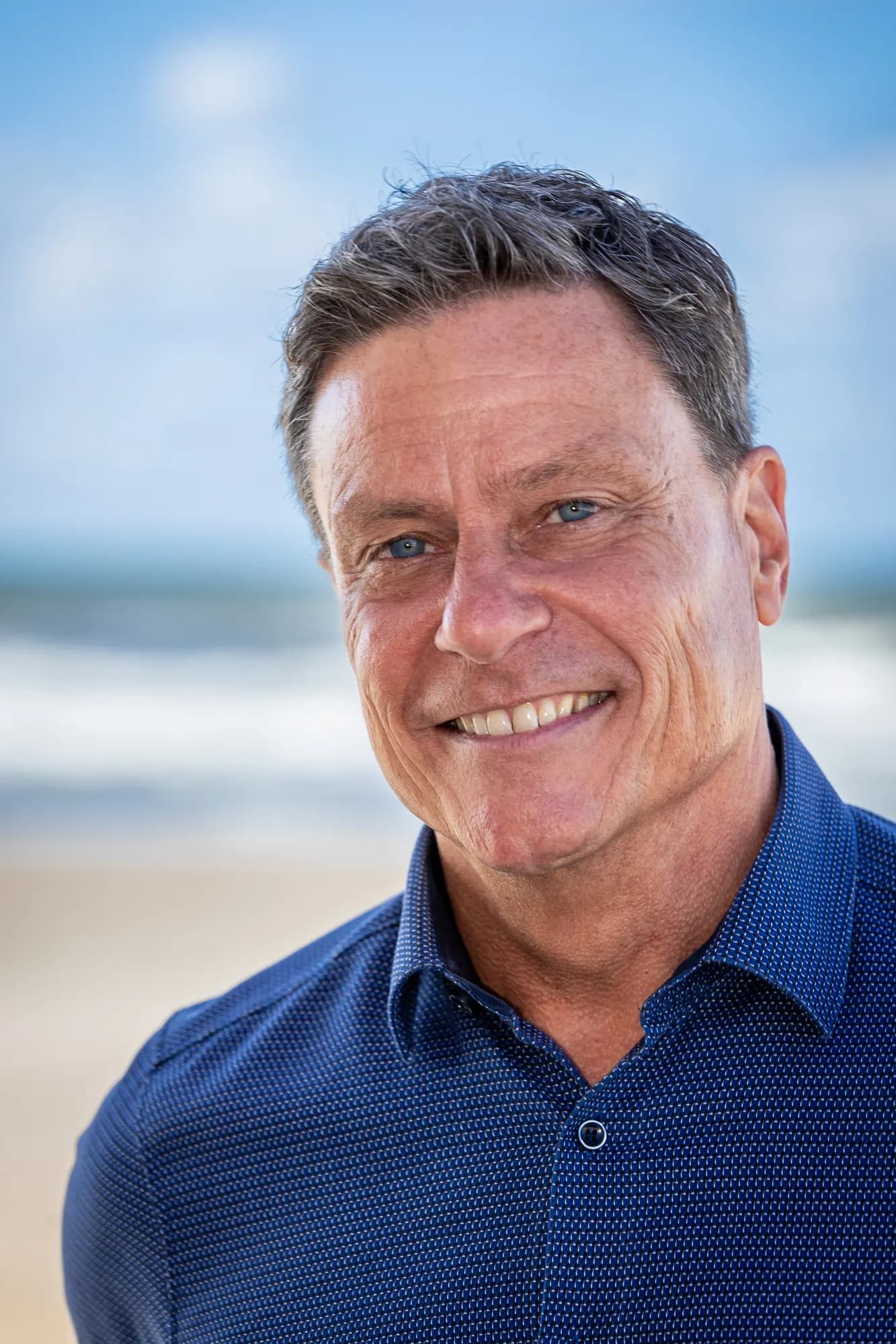René Vet, organisatieadviseur en eigenaar van Personeel Beheer, straalt rust en doelgerichtheid uit tijdens een professionele fotoshoot, eigenschappen die hem kenmerken in zijn werk als onafhankelijk adviseur op het gebied van personeelszaken.