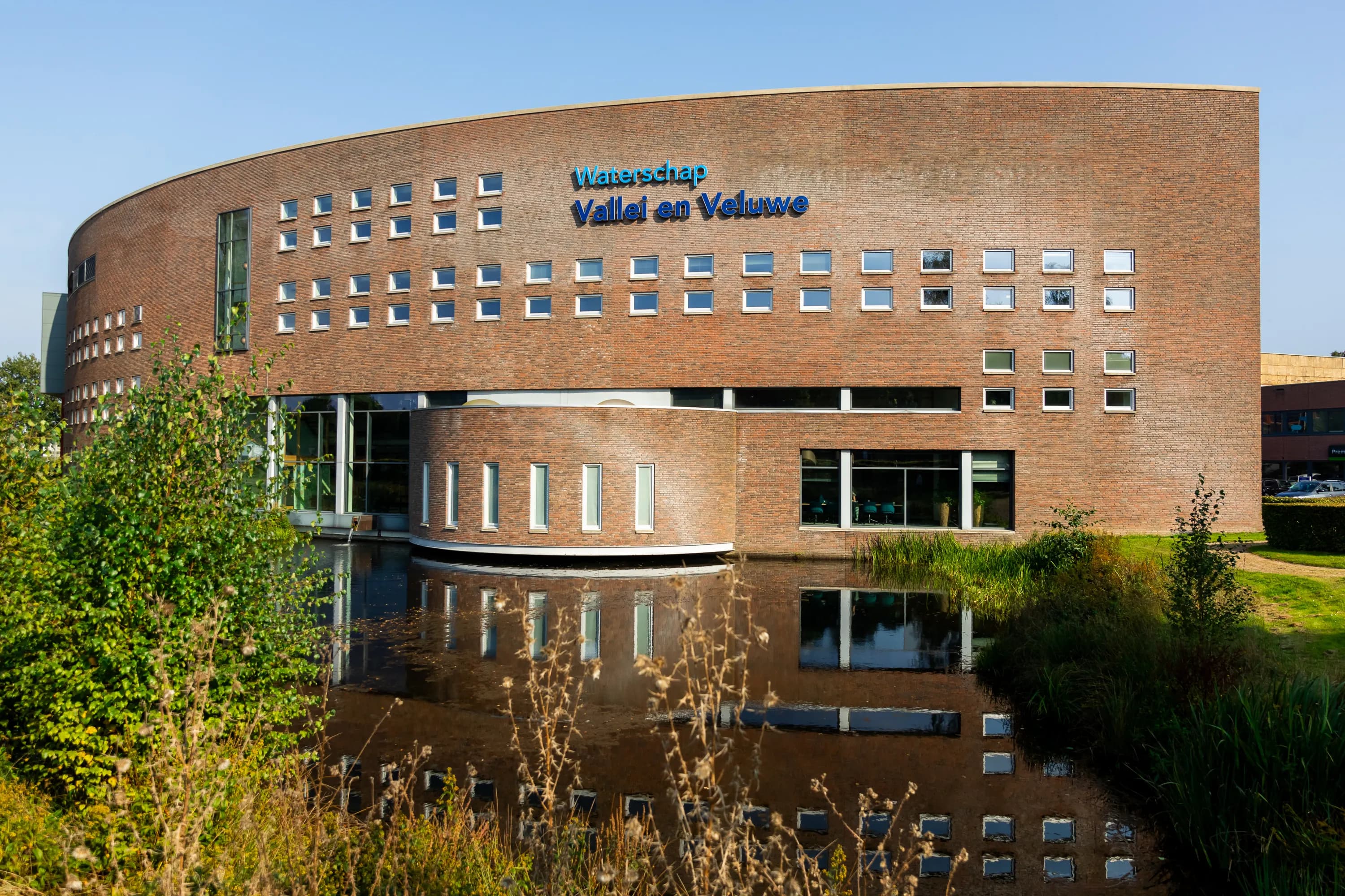 Medewerkers van Waterschap Vallei en Veluwe aan het werk in het waterbeheergebied tussen de Utrechtse Heuvelrug en de IJssel, waar ze bijdragen aan klimaatadaptatie en biodiversiteit met innovatieve oplossingen in een open werkcultuur.