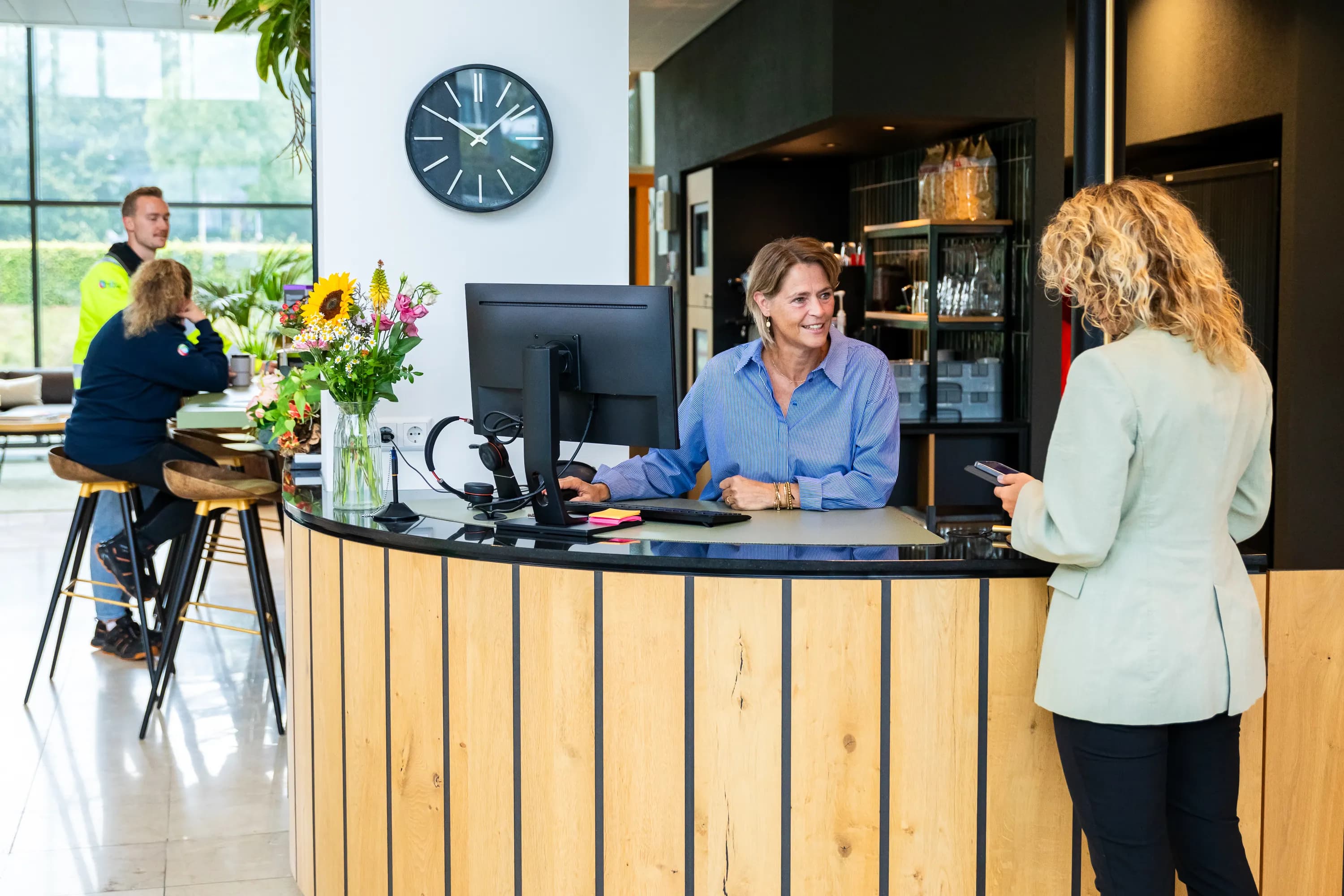 Medewerkers van Waterschap Vallei en Veluwe aan het werk in het waterbeheergebied tussen de Utrechtse Heuvelrug en de IJssel, waar ze bijdragen aan klimaatadaptatie en biodiversiteit met innovatieve oplossingen in een open werkcultuur.
