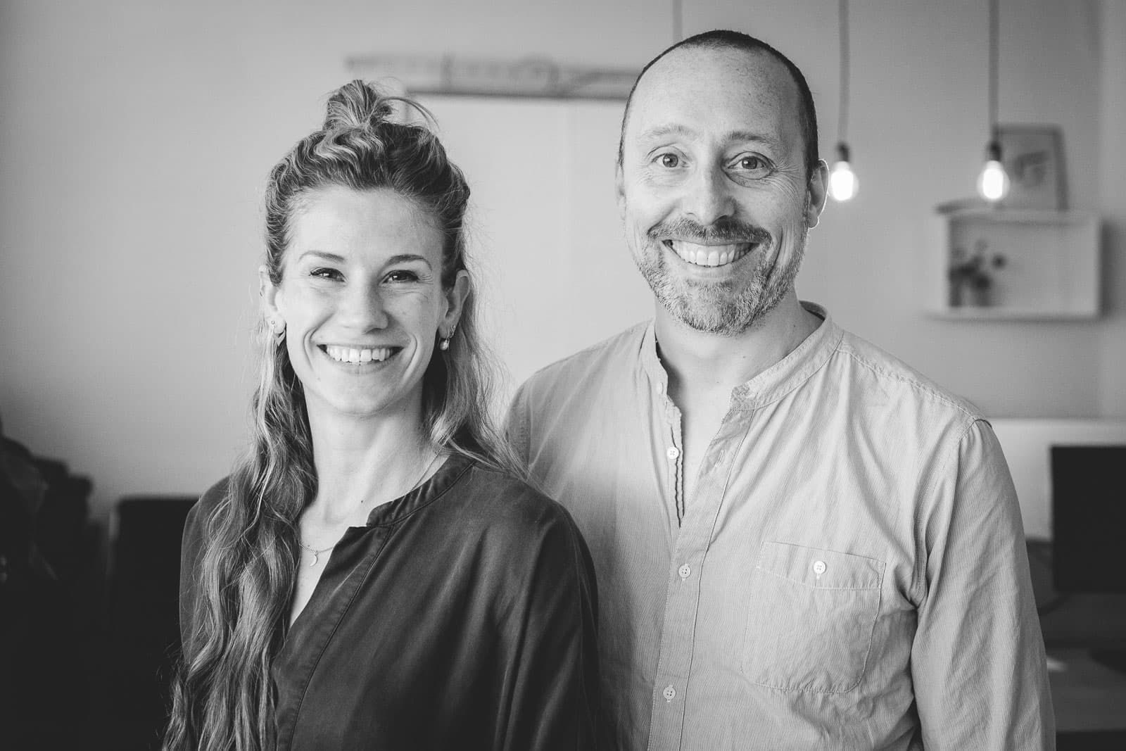 Twee medewerkers samen in hun werkomgeving