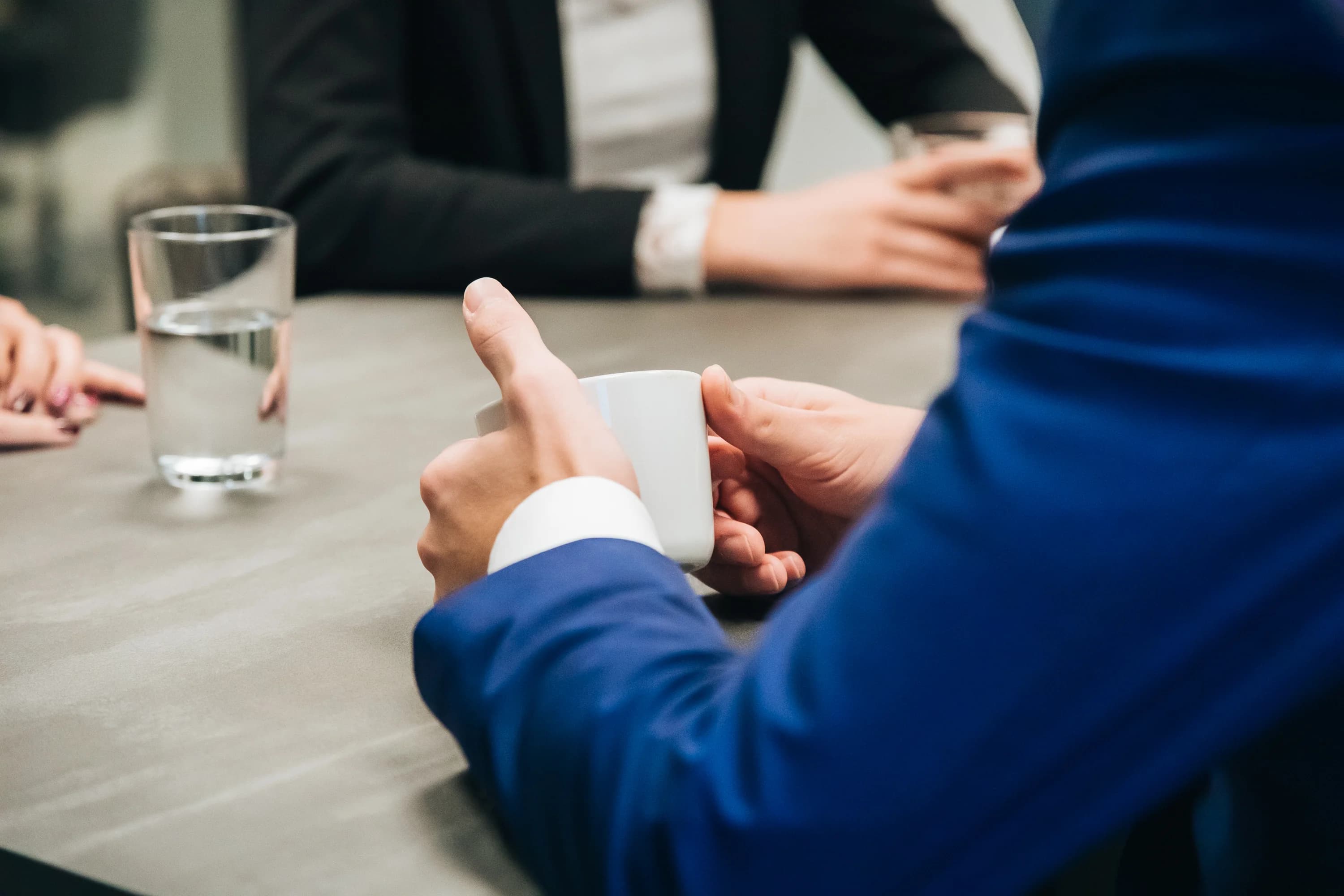Collega’s met elkaar in gesprek tijdens een overleg