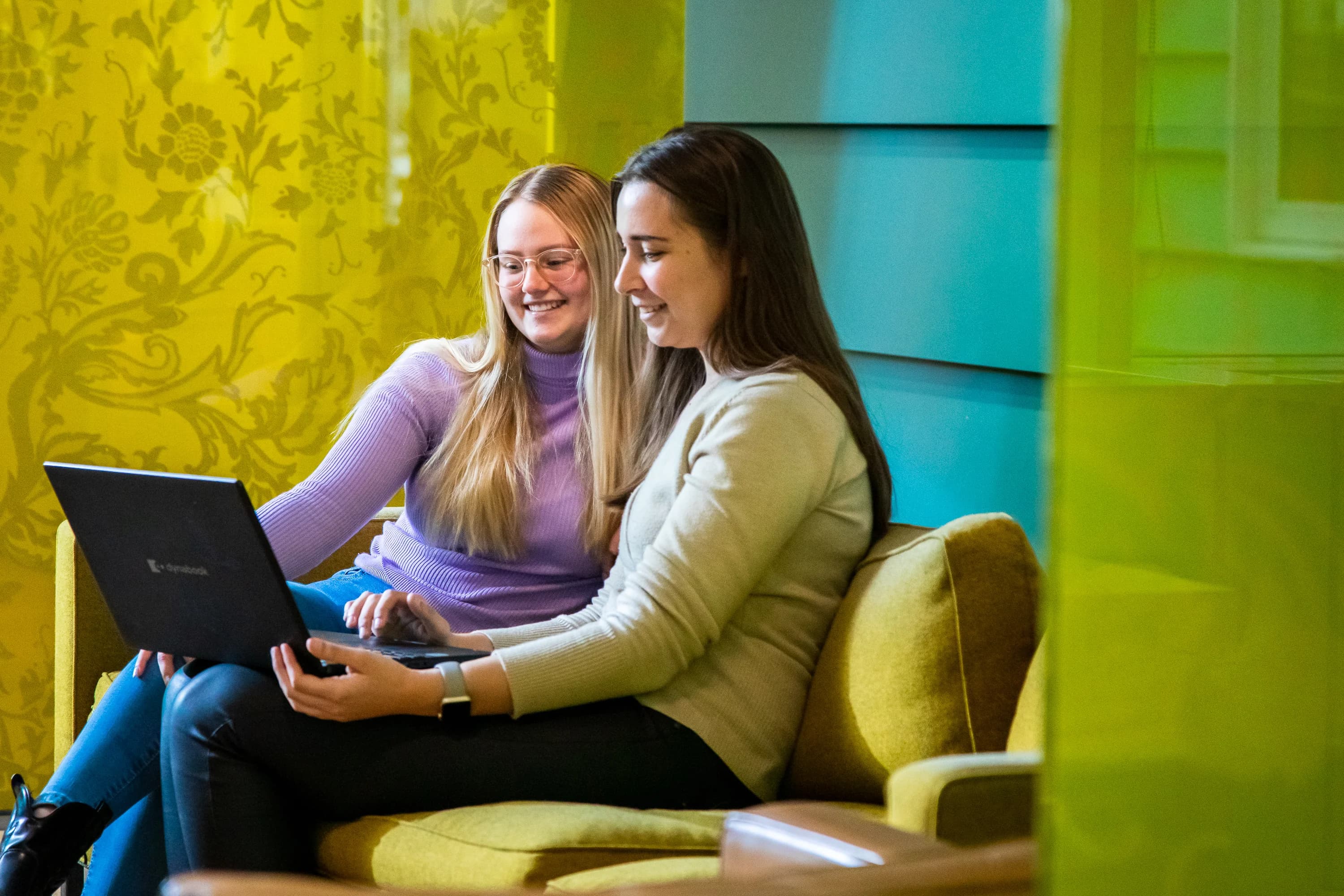 Twee collega’s werken samen met een laptop