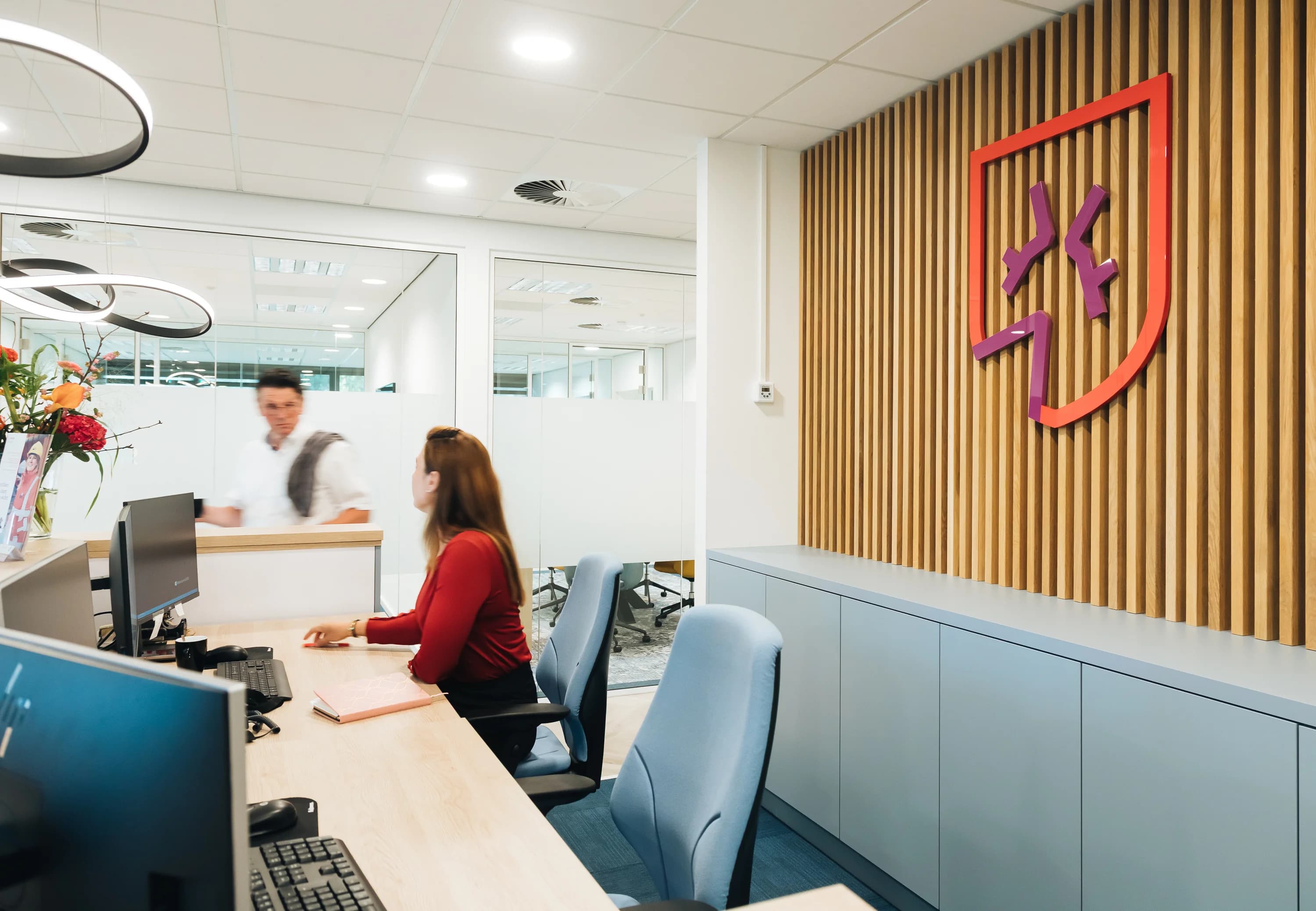 Medewerkers aan het werk in een moderne kantooromgeving