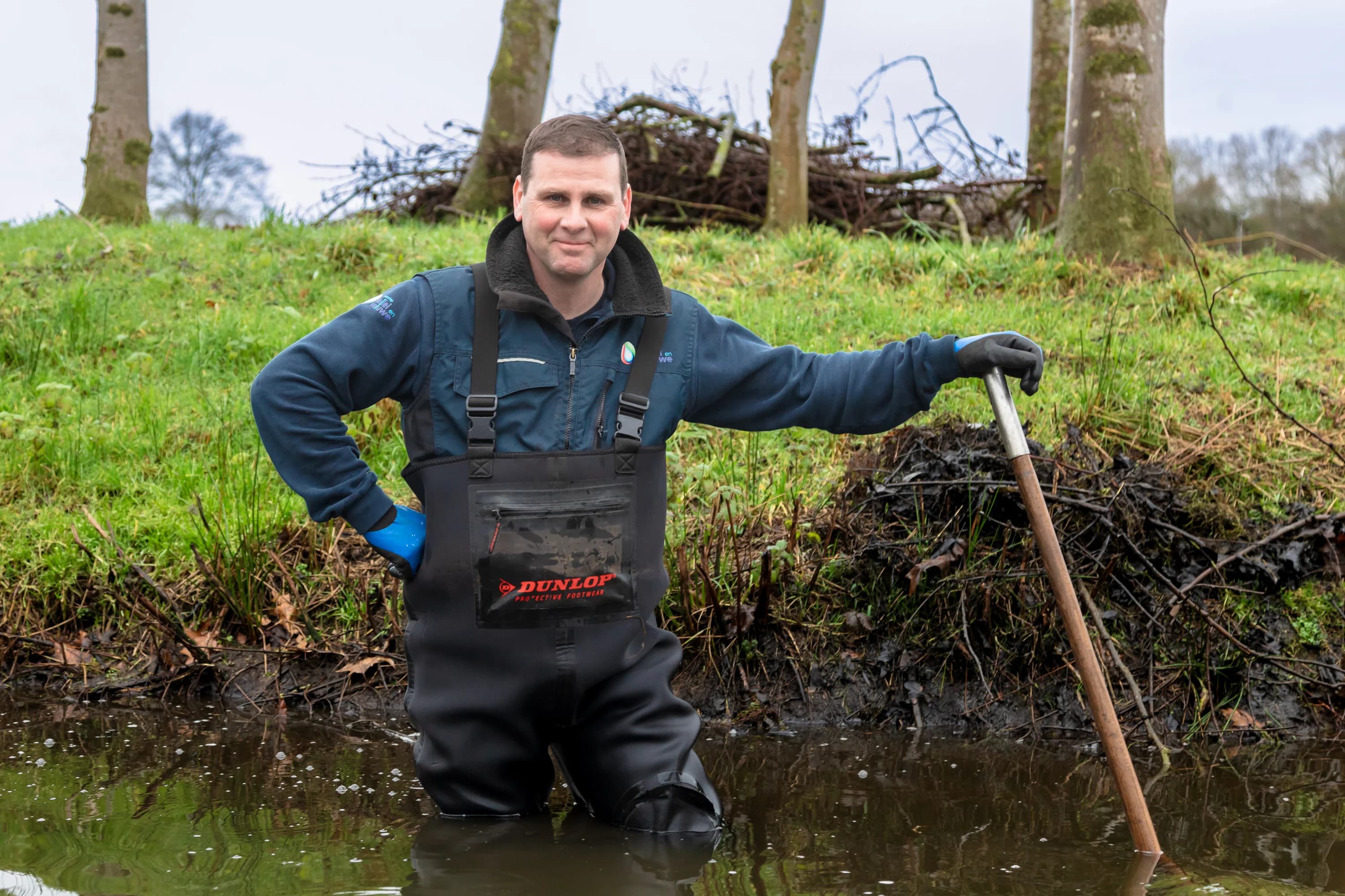 Medewerker aan het werk in een buitenomgeving