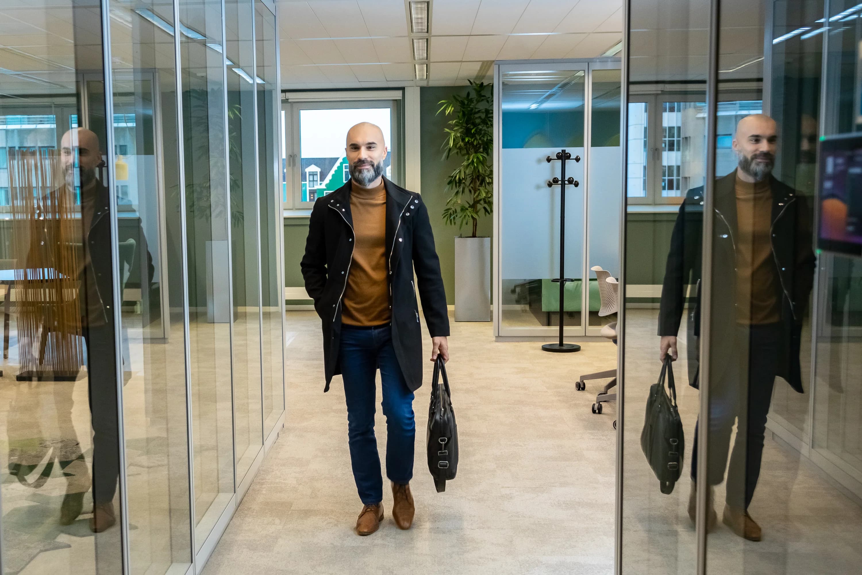 Medewerker onderweg door een moderne kantooromgeving