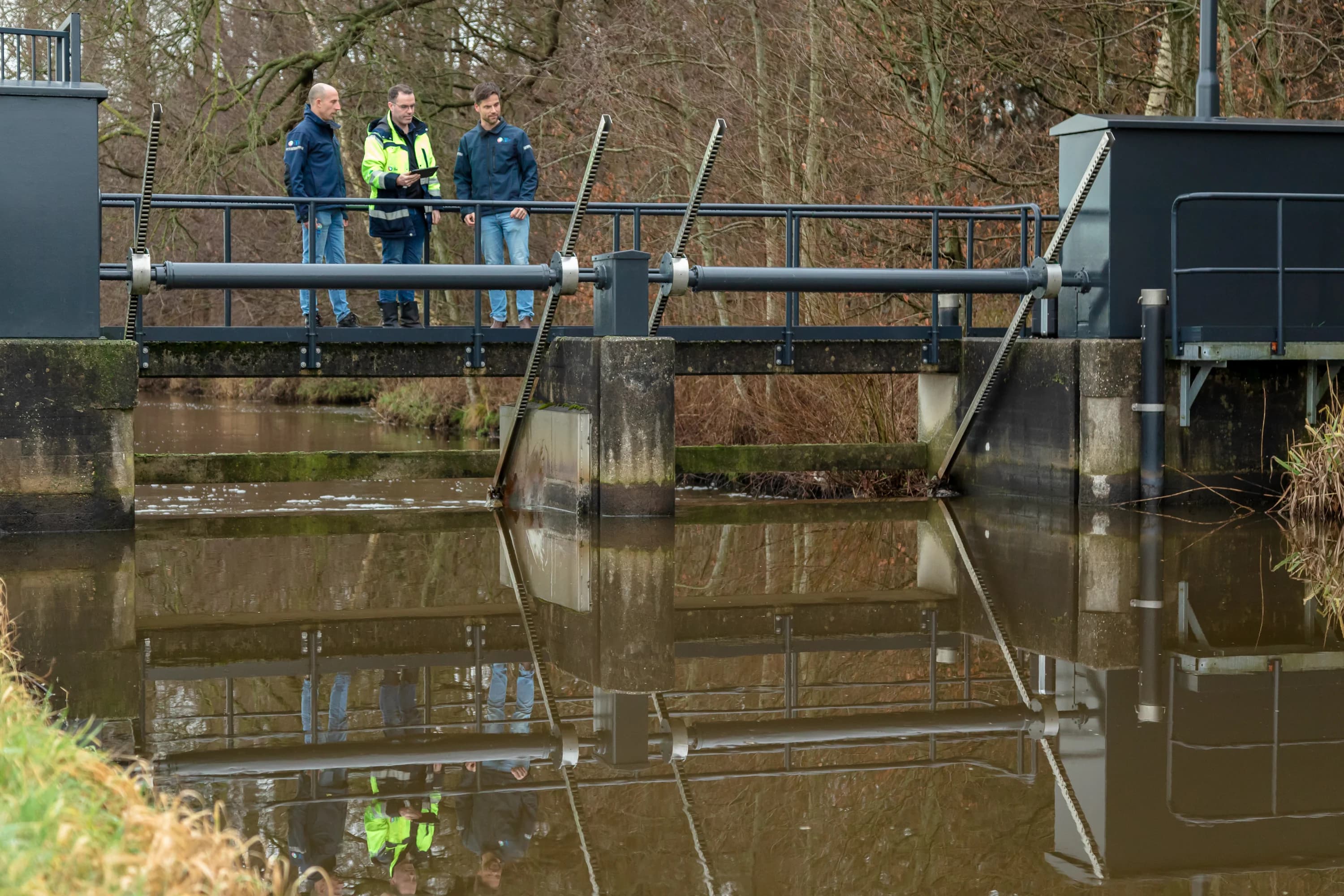 Medewerkers aan het werk bij een waterwerk in de buitenomgeving