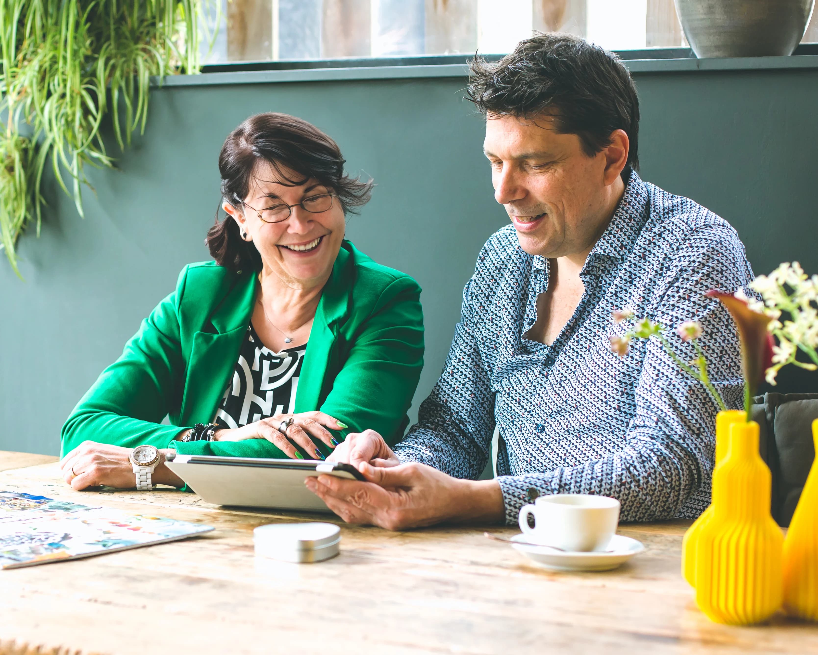Francis en Monique tijdens de voorbereiding van een employer branding fotoshoot
