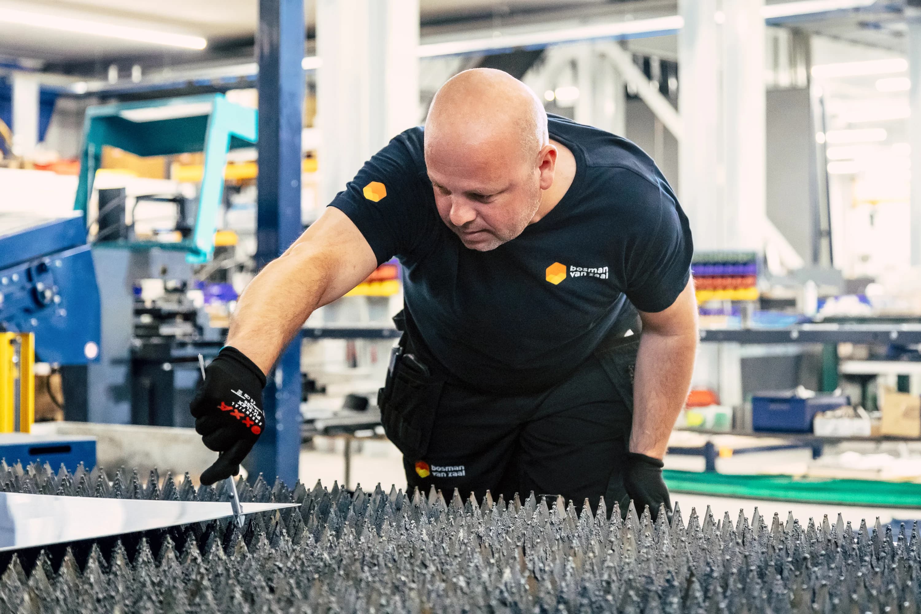 Medewerker geconcentreerd aan het werk in een productieomgeving