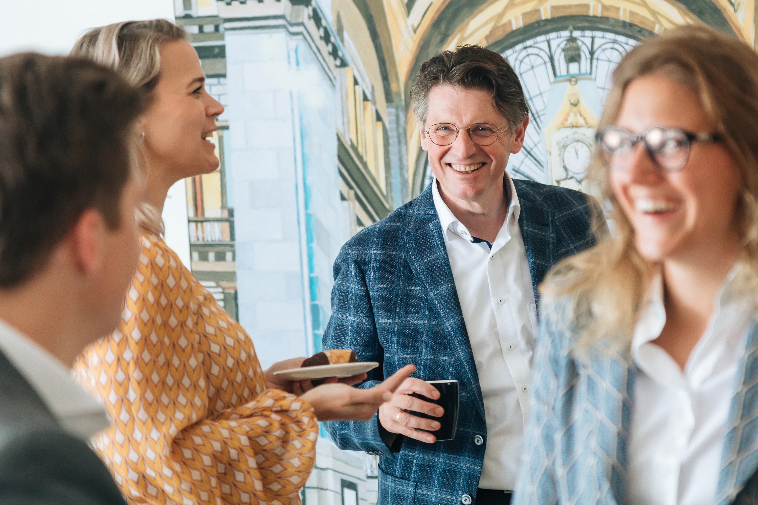 Collega’s met elkaar in gesprek tijdens een informeel werkmoment