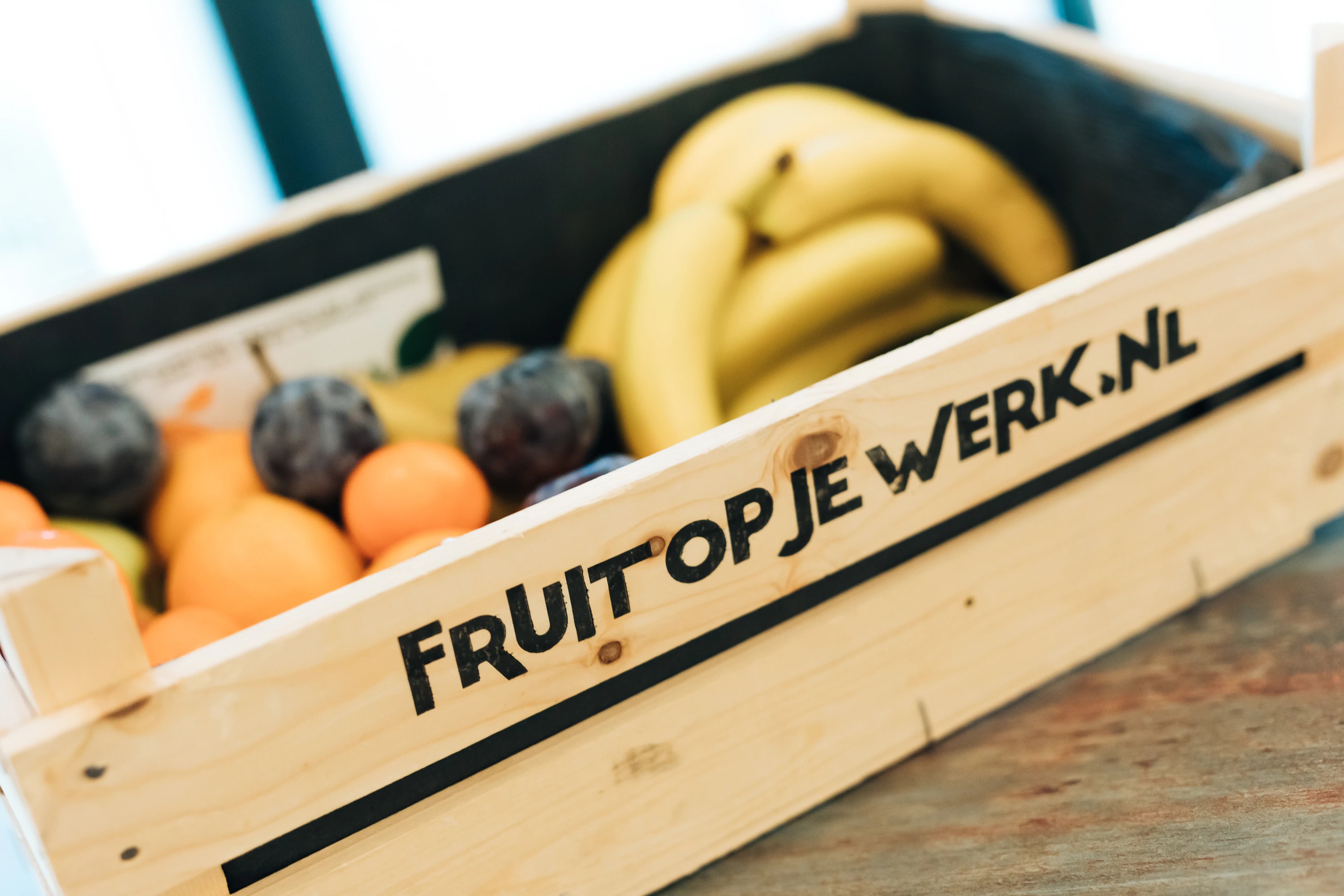Fruit voor medewerkers in een houten krat op de werkplek