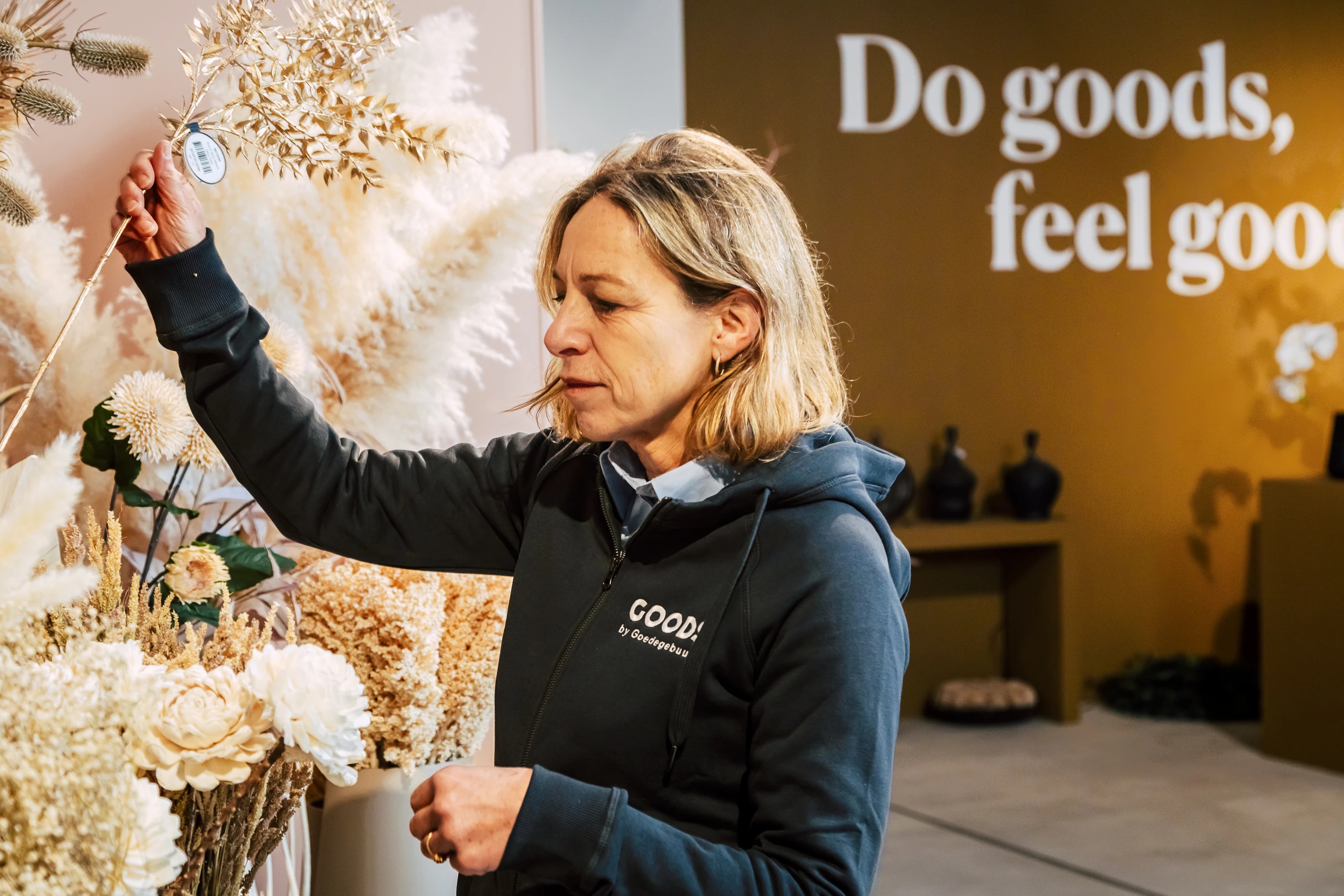 Medewerker verzorgt bloemen op haar werkplek