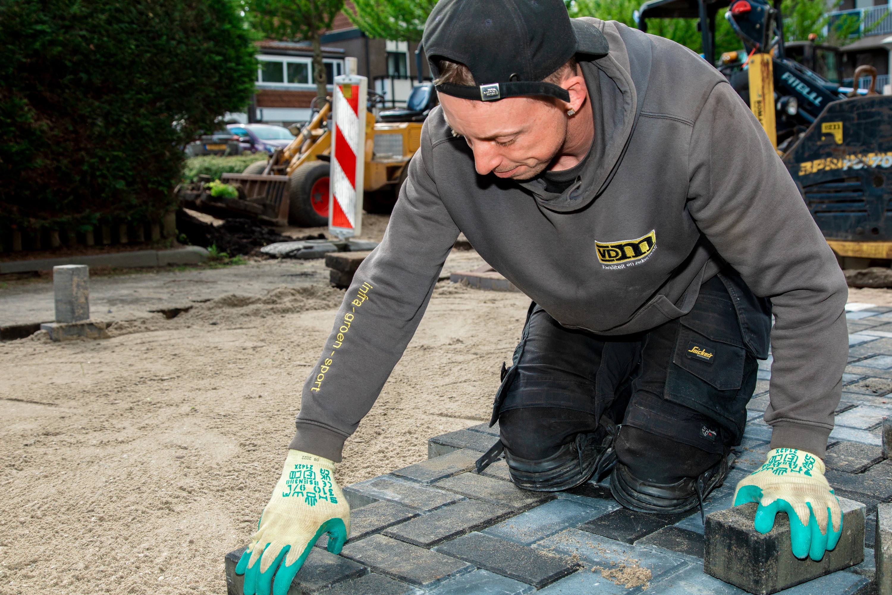 Stratenmaker aan het werk bij het leggen van bestrating