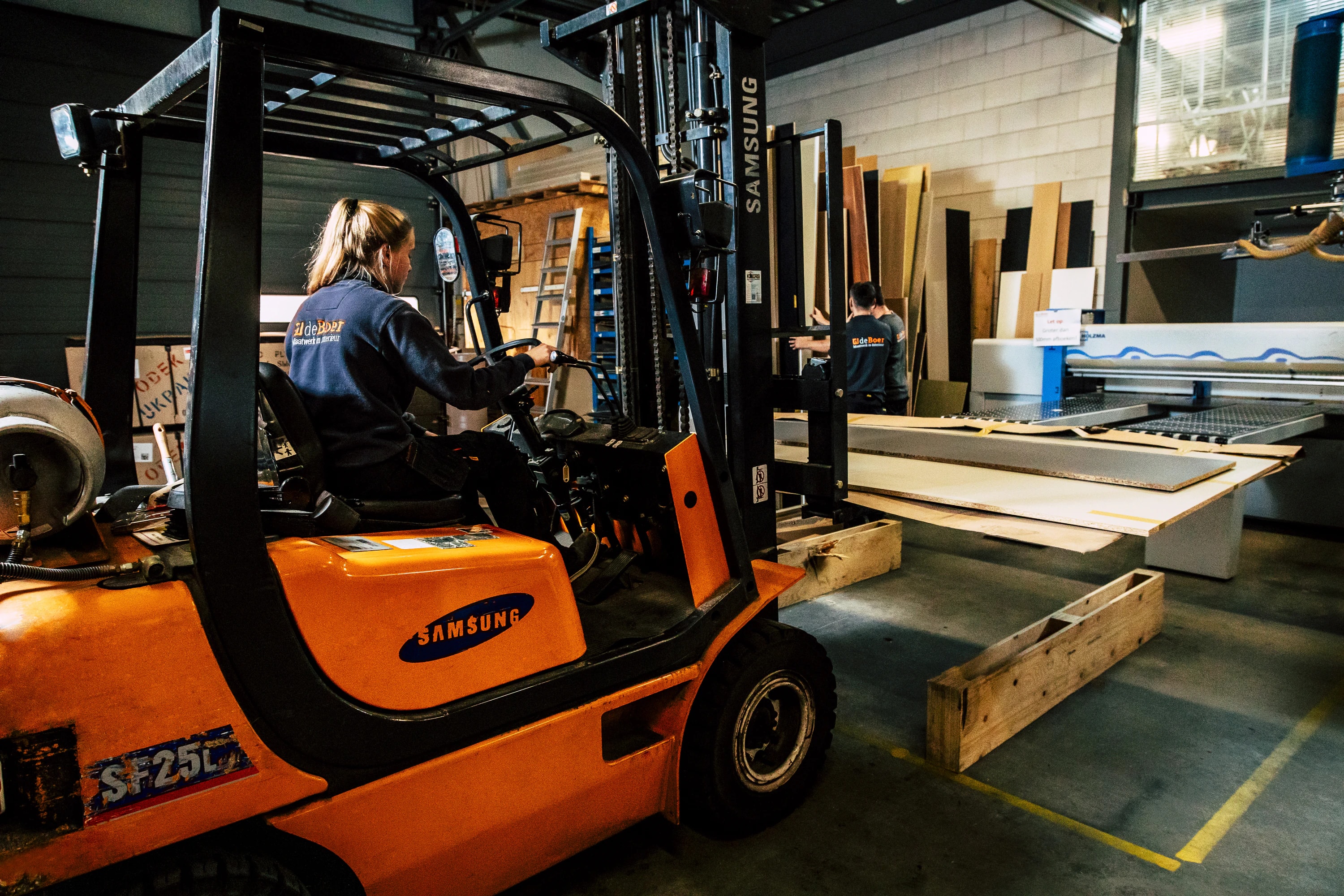 Medewerker rijdt met een heftruck in een productieomgeving