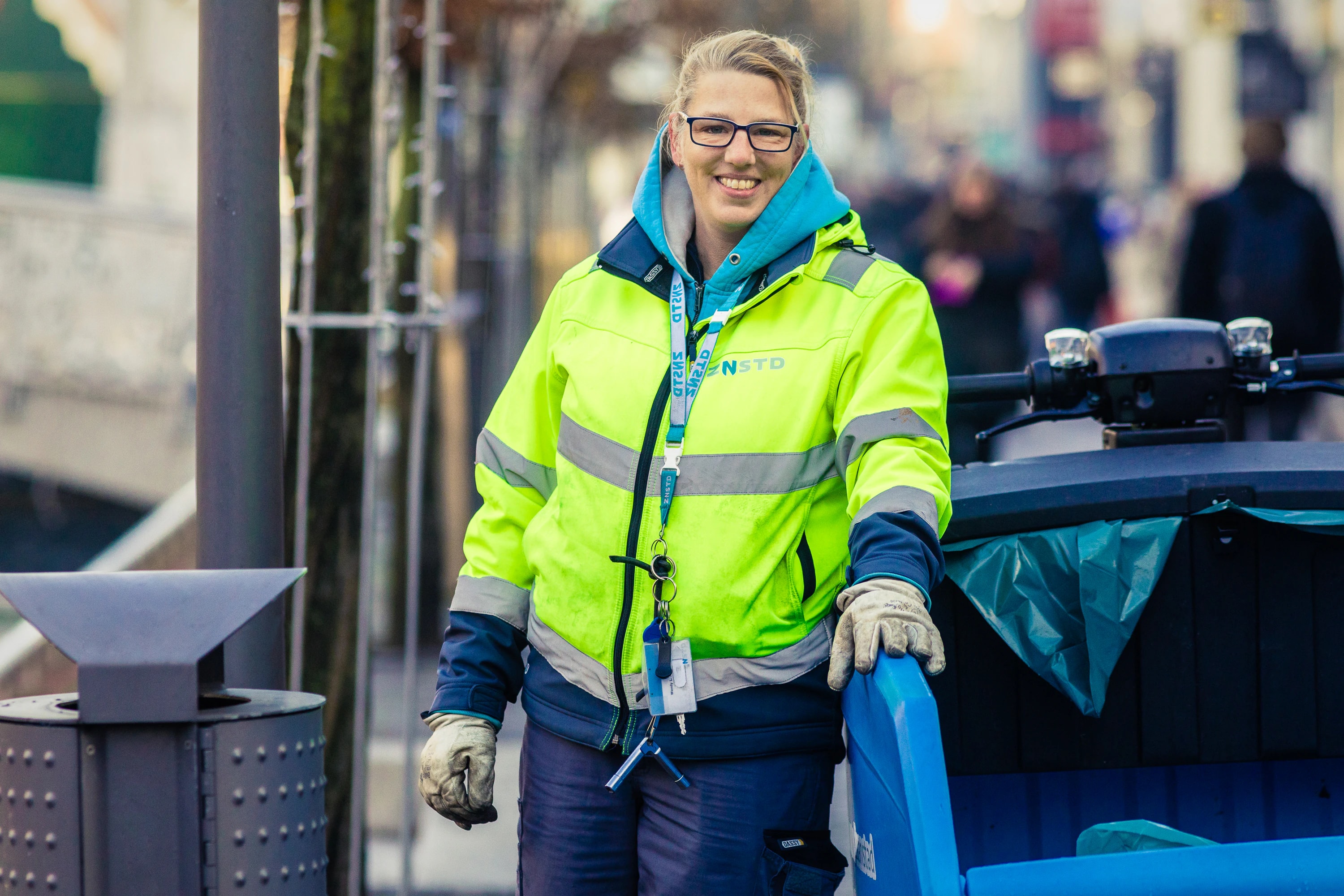 Medewerker in werkkleding tijdens haar dagelijkse werkzaamheden buiten