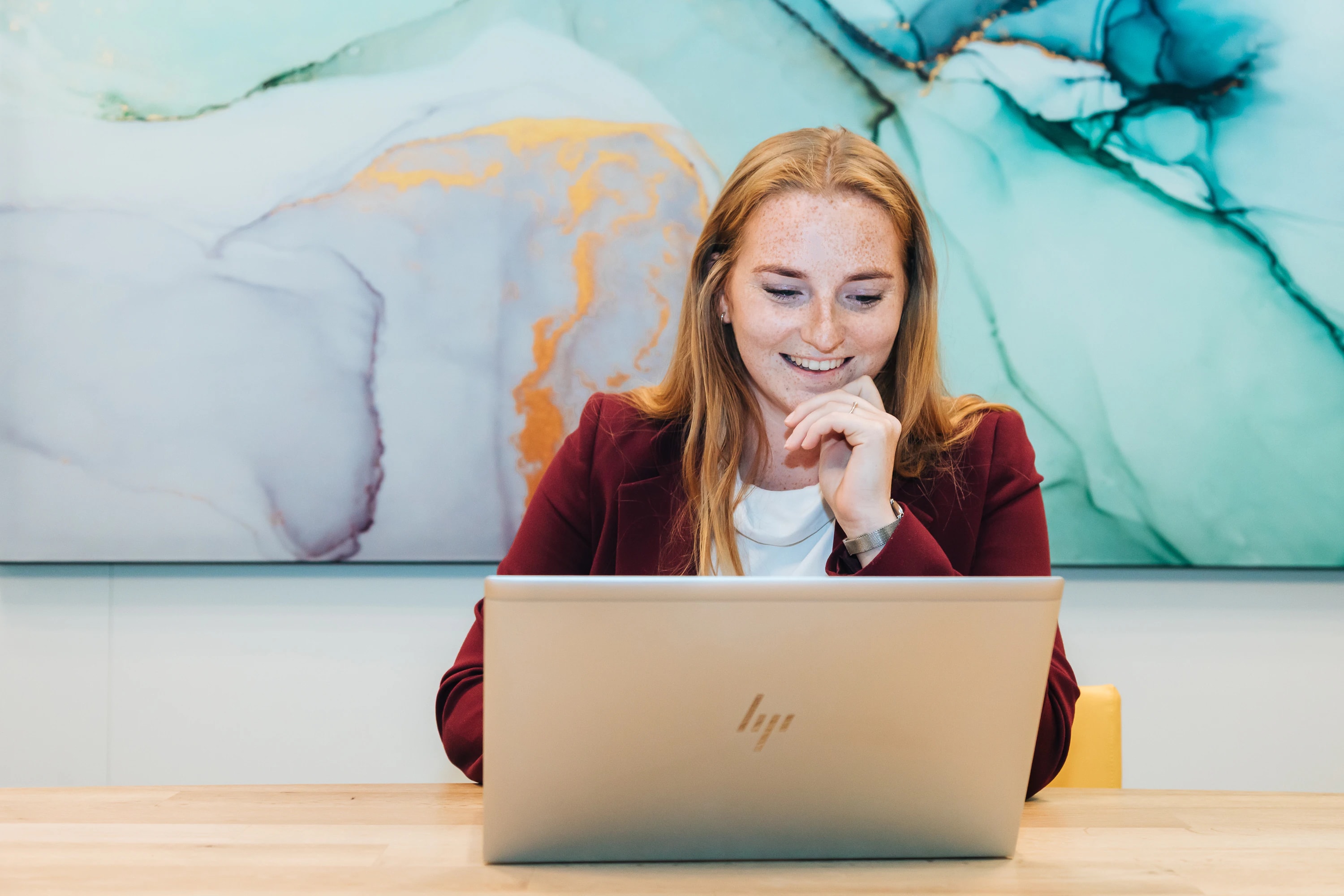 Medewerker werkt achter haar laptop op kantoor
