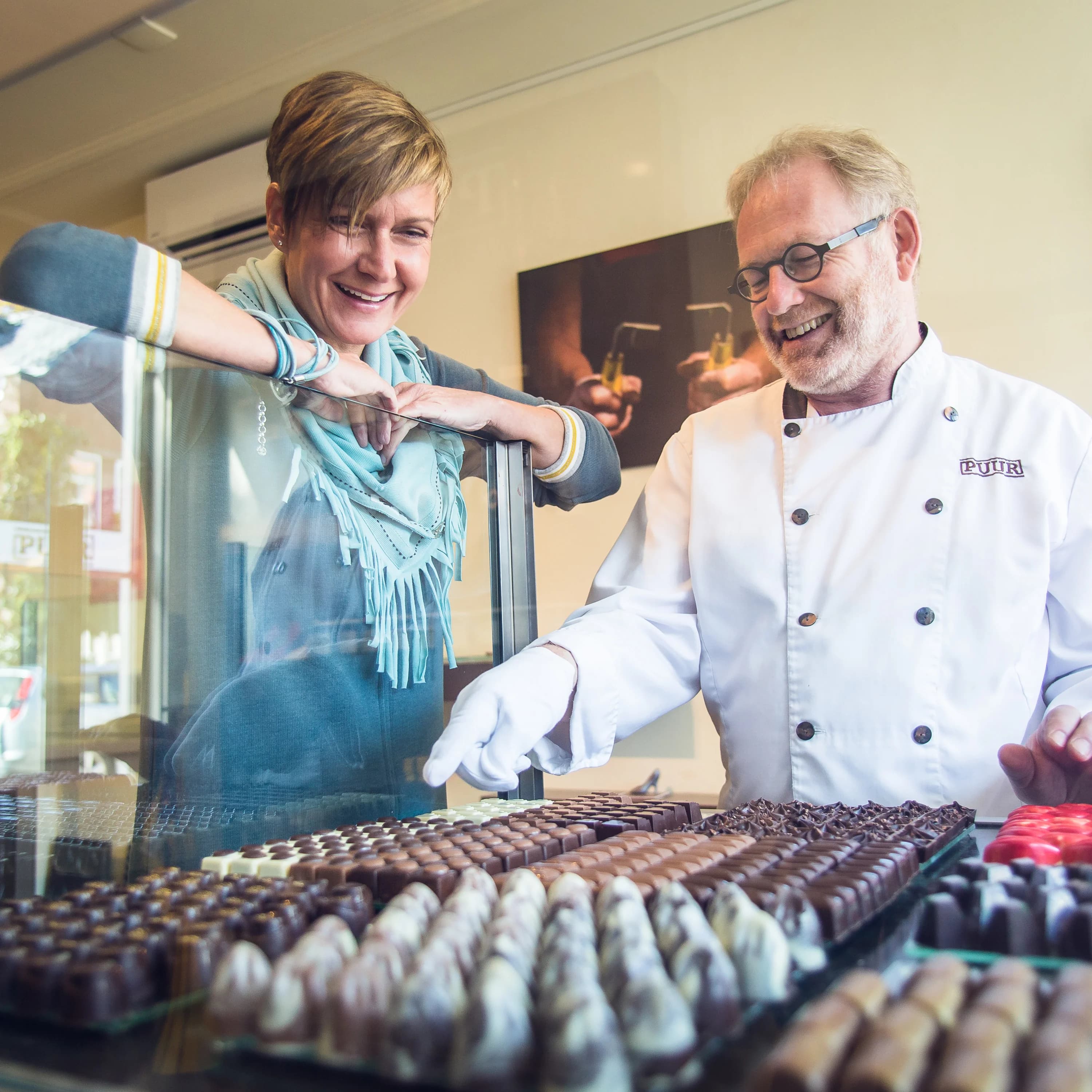 Personal branding foto van een ondernemer tijdens haar werk bij een chocolatier