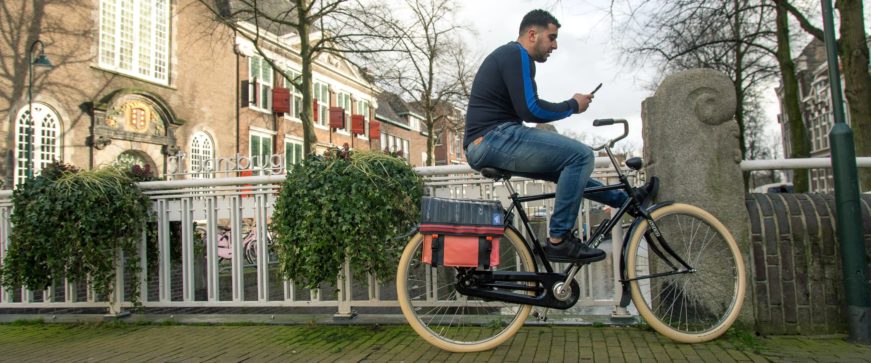 Ondernemer fietst door de stad tijdens een personal branding fotoshoot.