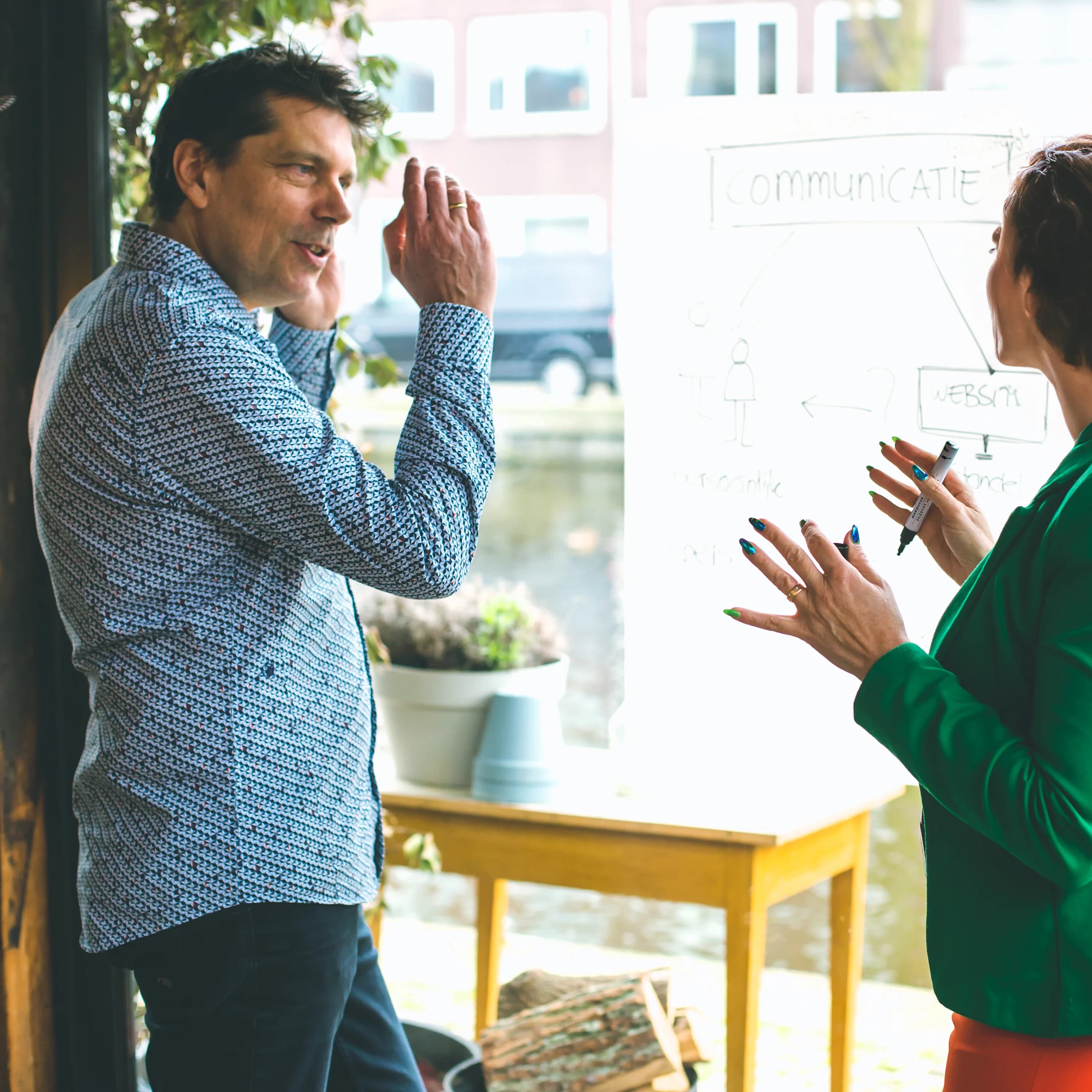 Voorbereiding van een personal branding fotoshoot tijdens een gesprek over communicatie en beeldverhaal