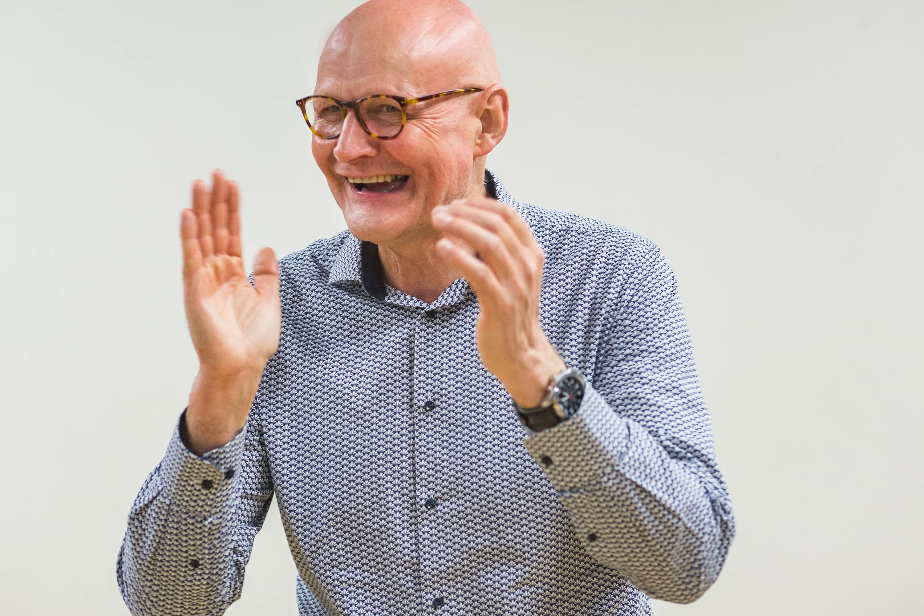 Spontaan zakelijk portret van een lachende man tijdens een fotoshoot