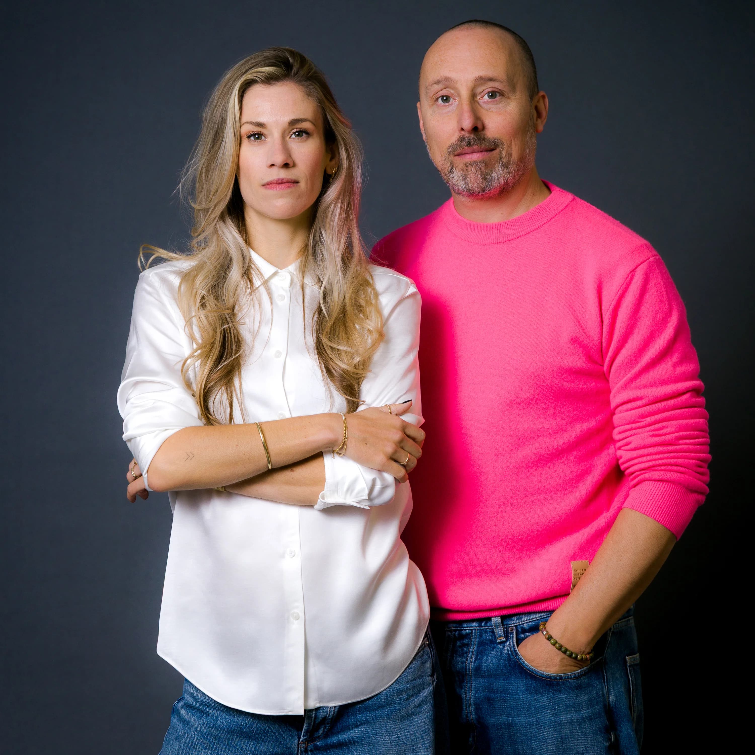 Zakelijk portret van twee ondernemers voor hun professionele communicatie