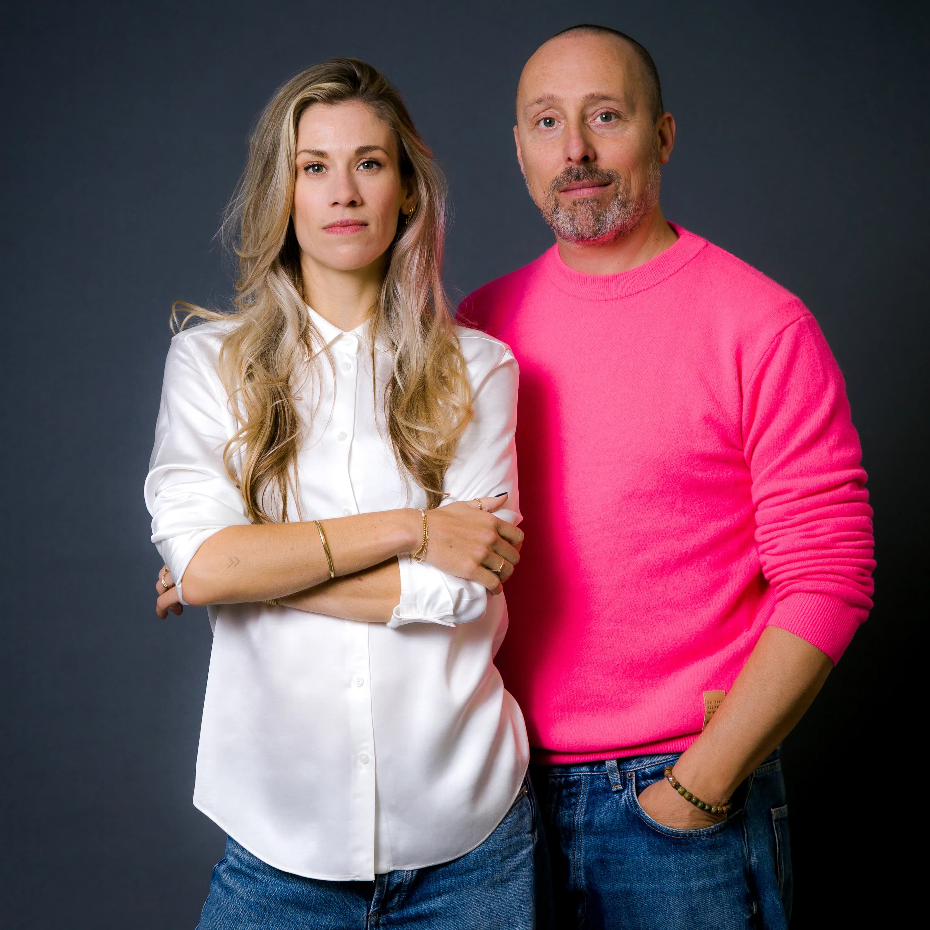 Zakelijk portret van twee ondernemers tijdens een fotoshoot in de fotostudio in Gouda.