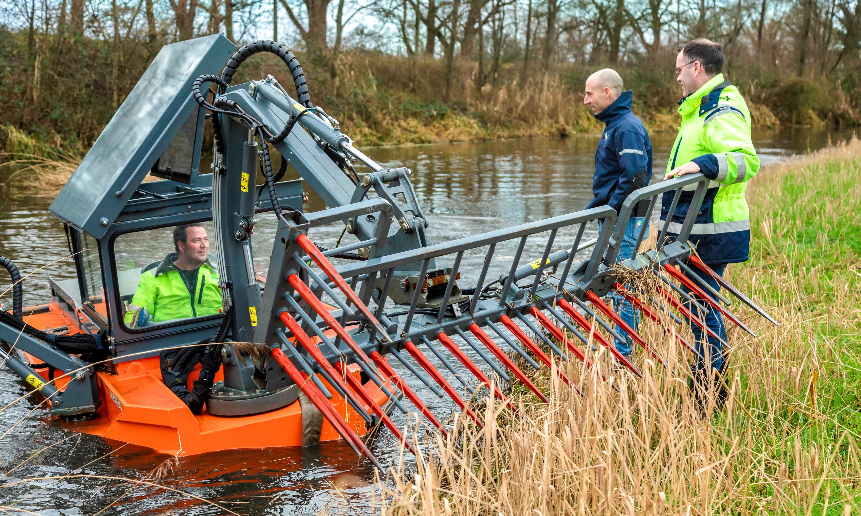 Medewerkers werken samen aan het water tijdens een zakelijke fotoshoot op locatie.