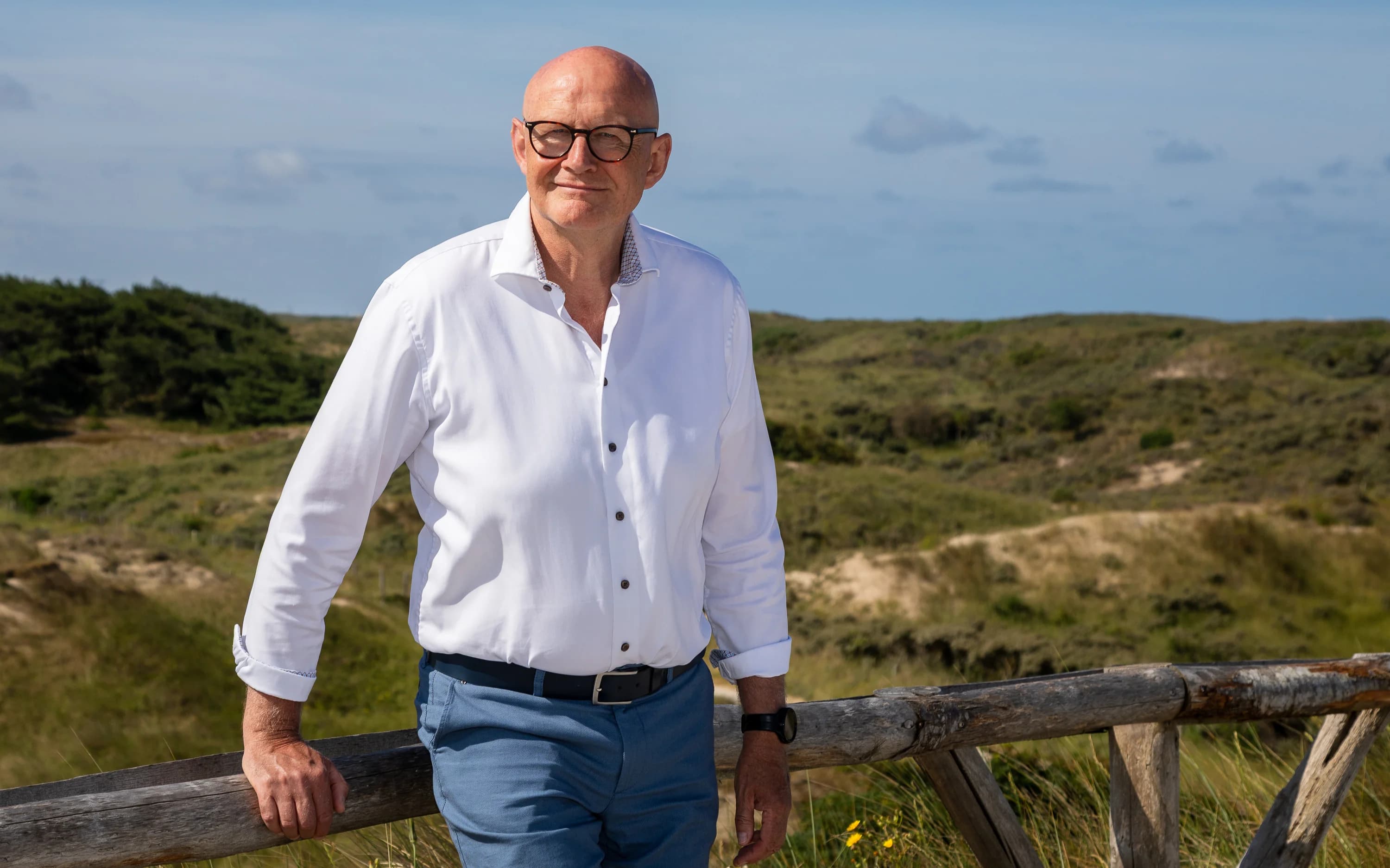 Zakelijk portret van Lambert Mutsaers tijdens een fotoshoot in de duinen.