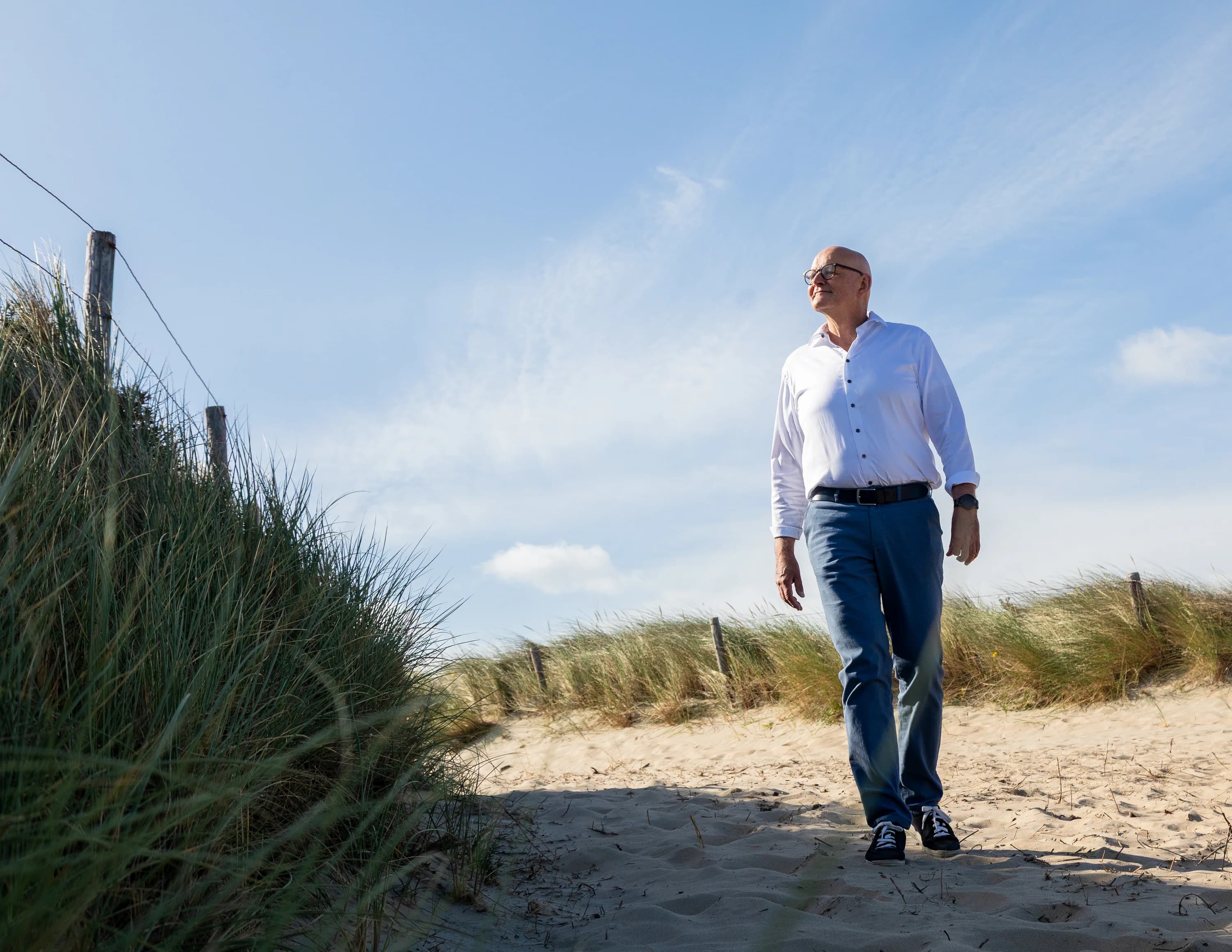 Zakelijke foto van Lambert Mutsaers tijdens een fotoshoot in de duinen.