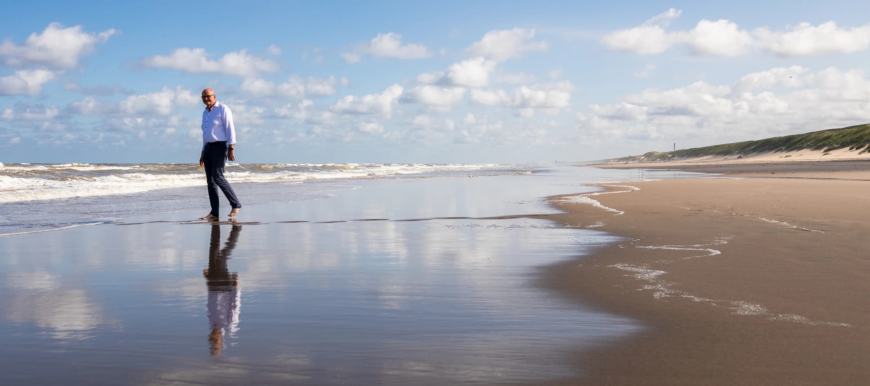 Lambert Mutsaers tijdens een zakelijke fotoshoot op het strand.
